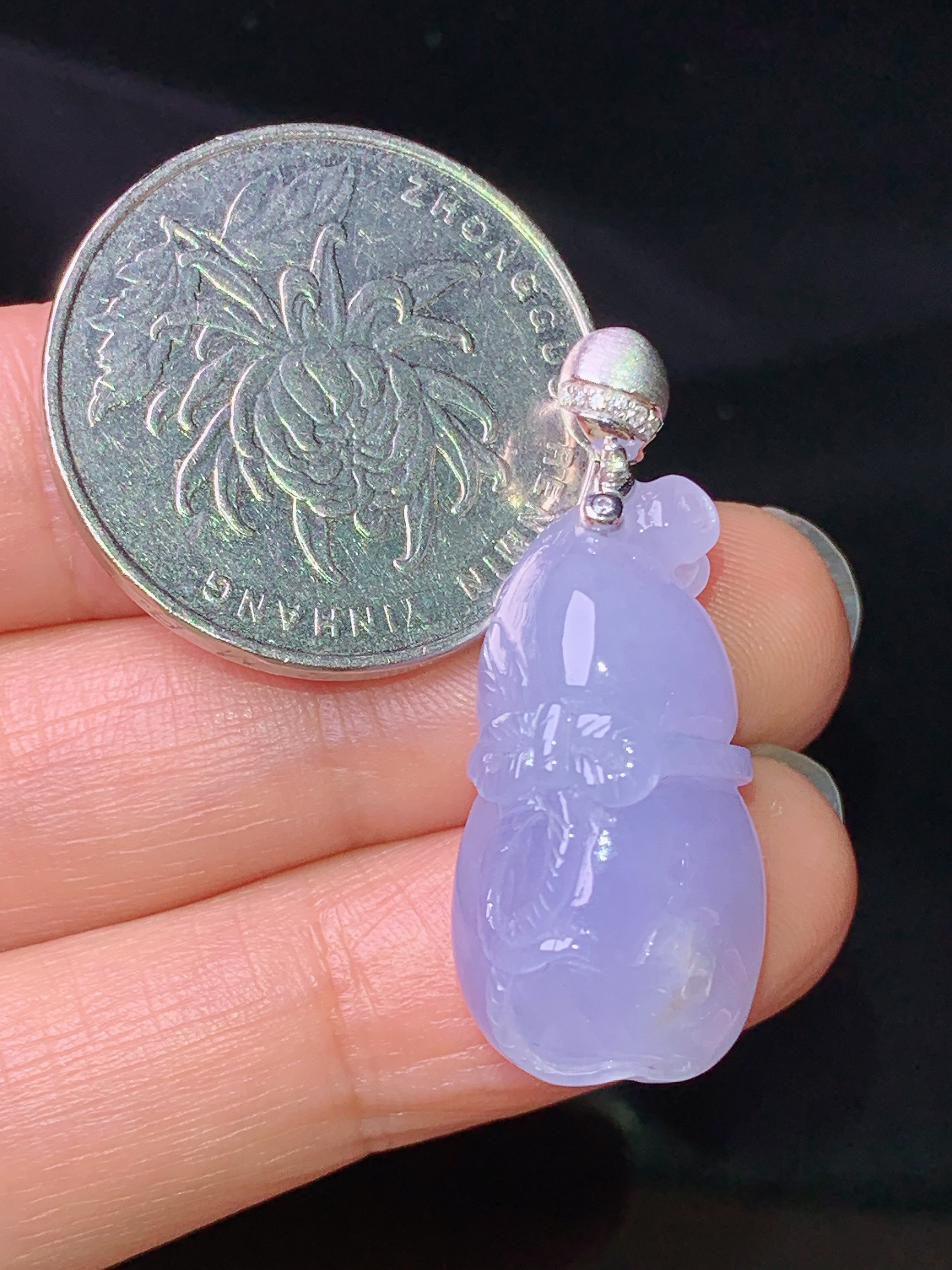 18k金钻镶嵌紫罗兰雕花葫芦吊坠 玉质细腻 色泽艳丽清新 水润亮眼 整体尺寸31.7*13.2*9.5b1