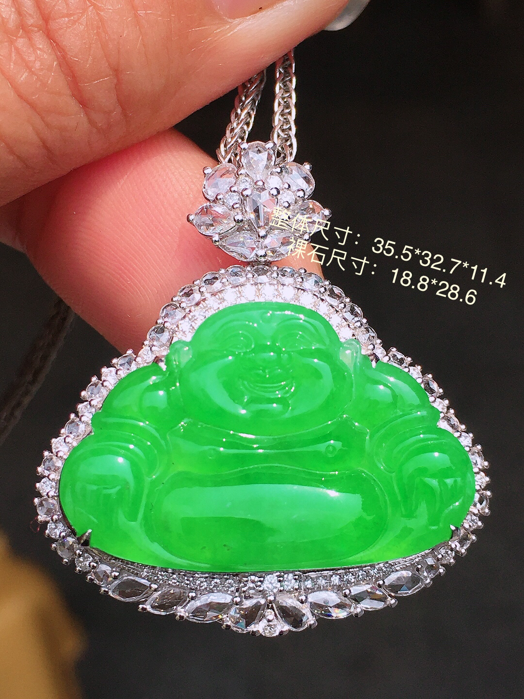 阳绿佛公吊坠，色泽均匀艳丽，玉质细腻，荧光感超
强，饱满圆润，尽显优雅气质，18k
金豪华镶嵌