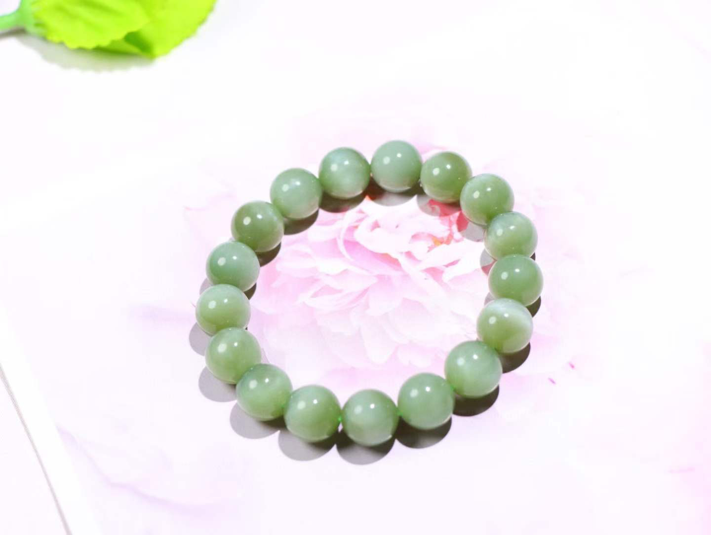 【腕间风华】

信誉第一 品质保证️和田玉碧玉猫眼手串，玉质冰润 眼线灵动，佩戴于腕间，尽显高贵气