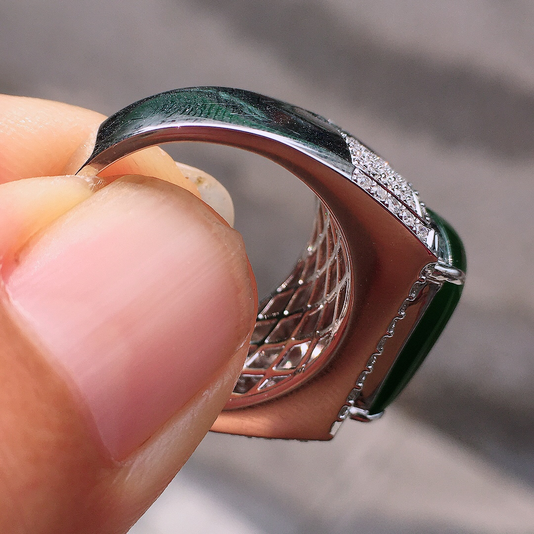 满绿马鞍戒指，色泽均匀艳丽，玉质细腻，荧光感超
强，饱满圆润，尽显优雅气质，18k
金豪华镶嵌