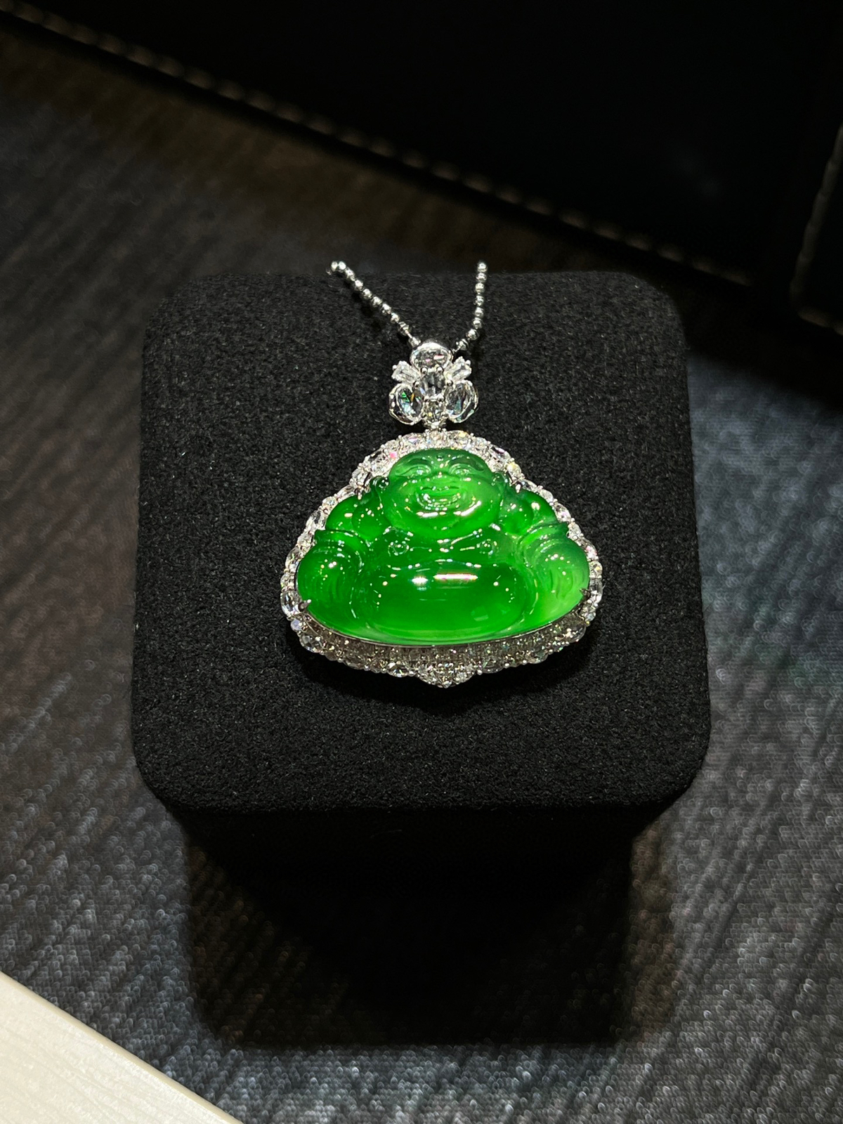 冰阳绿佛公｜一眼心动的翡翠本命佛
种老冰透，正阳绿浓郁鲜亮，均匀吸睛
佛公开脸慈悲喜庆，圆润饱满，品相超绝
显白又提气场，戴在颈间，福气满满，平安喜乐常相伴
翡翠里的轻奢天花板