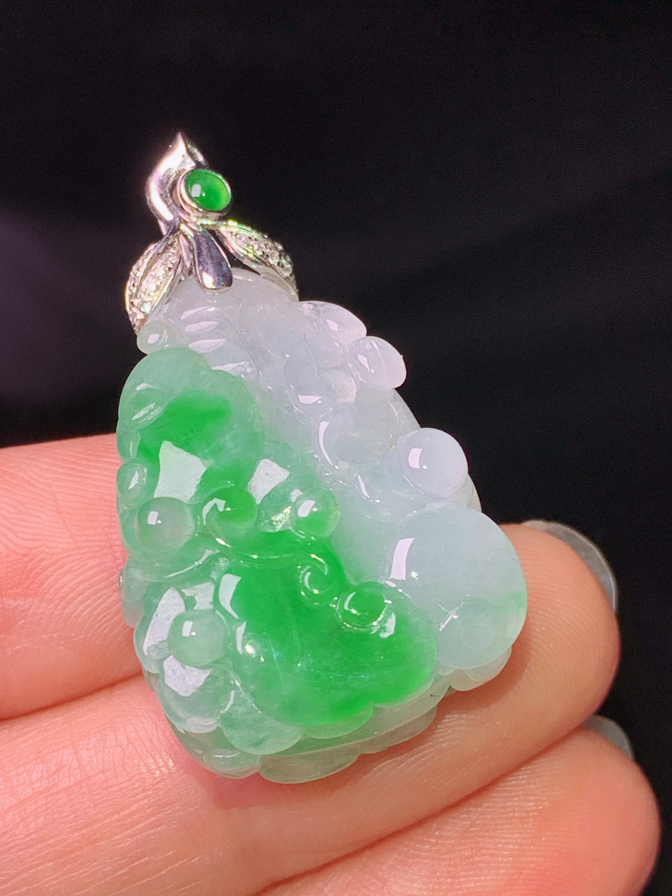 18k金钻镶嵌飘绿白菜吊坠 玉质细腻 色泽艳丽清新 水润亮眼 整体尺寸36.8*19.6*12b1