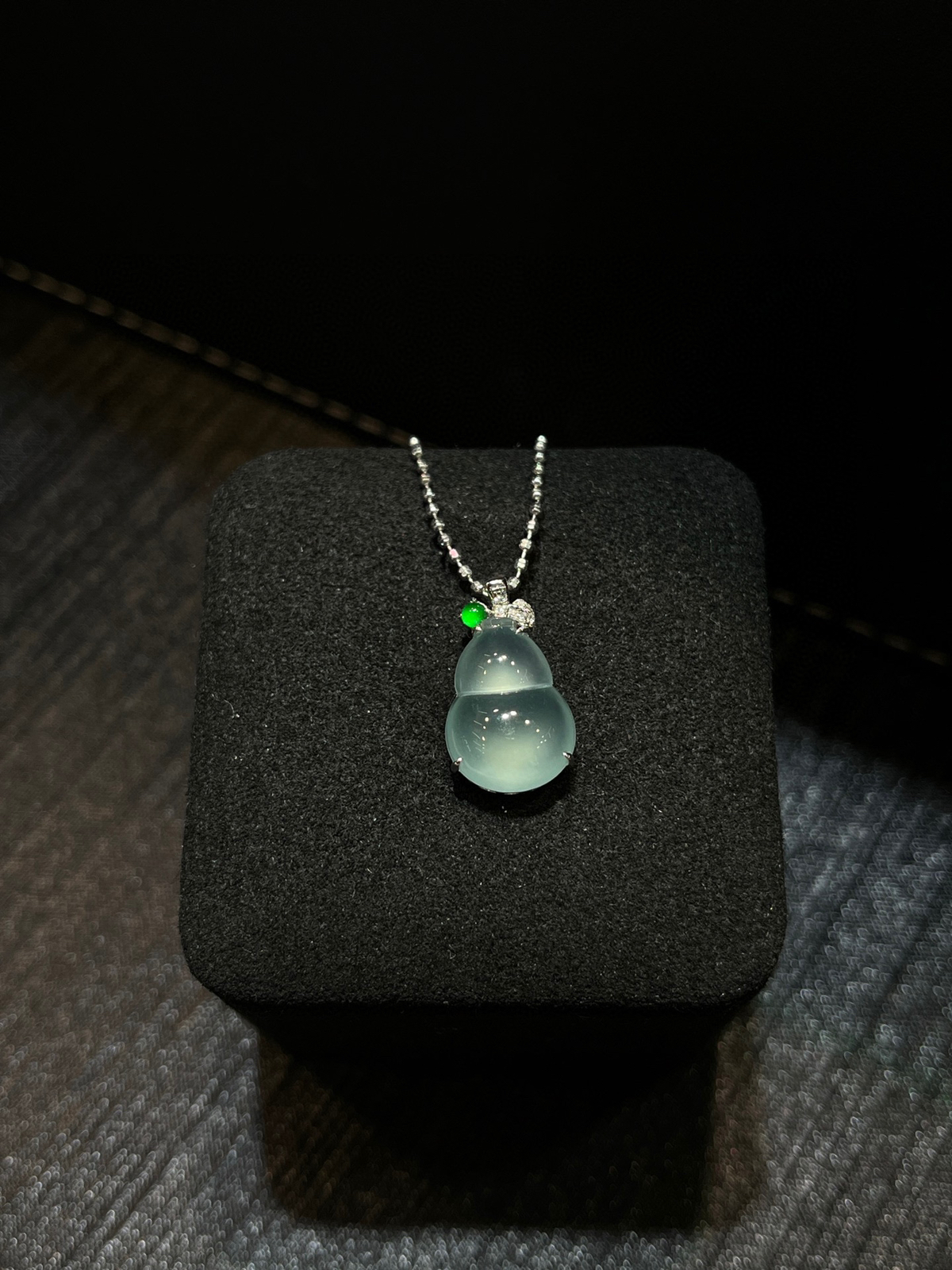 冰晴底裸葫芦｜温柔到骨子里的清润感

冰晴底色干净柔和
水润通透，自带淡淡晴水柔光
胖嘟嘟葫芦饱满圆润
裸石镶嵌，尽显翡翠原生质感～
18k金镶嵌