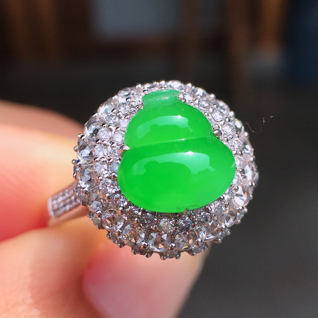 阳绿葫芦戒指，色泽均匀艳丽，玉质细腻，荧光感超
强，饱满圆润，尽显优雅气质，18k
金豪华镶嵌