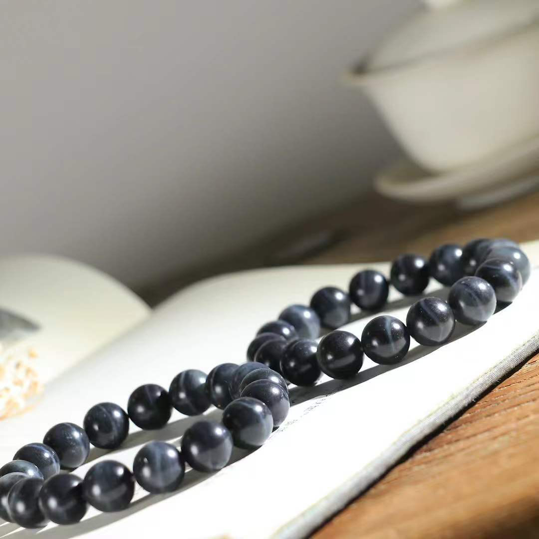 一条【珠圆玉润手串】

新疆和田青花籽料珠圆玉润手串 玉质细腻油润 饱满光滑 质朴无华，悠远简单，