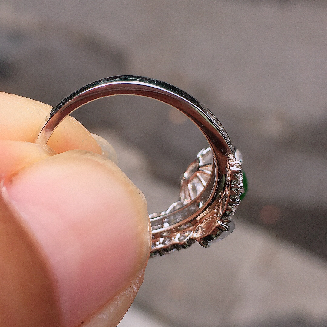 阳绿蛋面戒指，色泽均匀艳丽，玉质细腻，荧光感超
强，饱满圆润，尽显优雅气质，18k
金豪华镶嵌