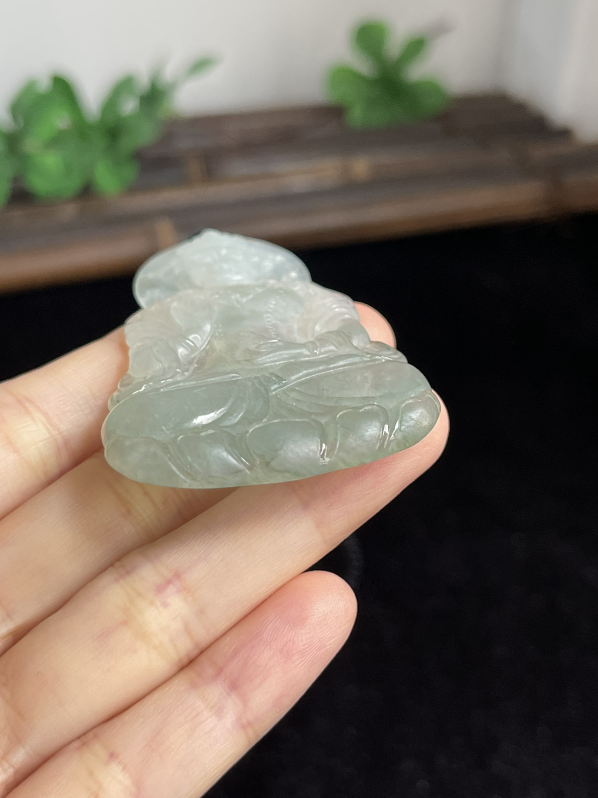 翡翠冰糯种淡绿色吊坠，配珠未测