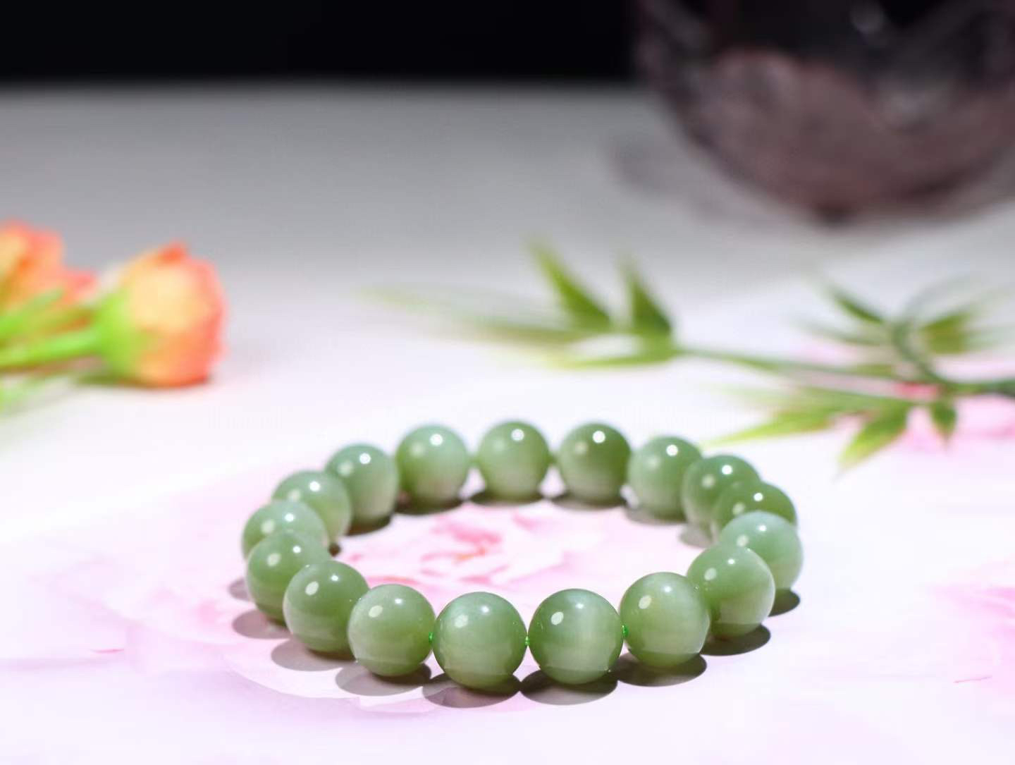 【腕间风华】

信誉第一 品质保证️和田玉碧玉猫眼手串，玉质冰润 眼线灵动，佩戴于腕间，尽显高贵气质。无论是日常搭配还是重要场合，都是您优雅风范的点睛之笔。

重42克  尺寸11.9mm  36823212113O