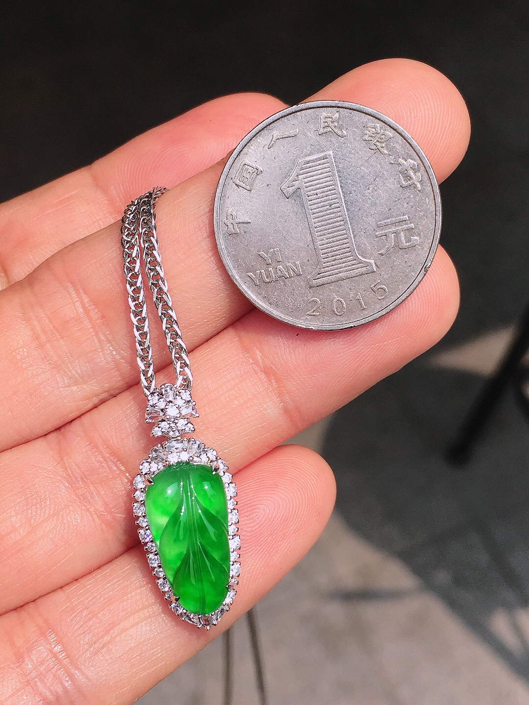 阳绿玉叶吊坠，色泽均匀艳丽，玉质细腻，荧光感超
强，饱满圆润，尽显优雅气质，18k
金豪华镶嵌