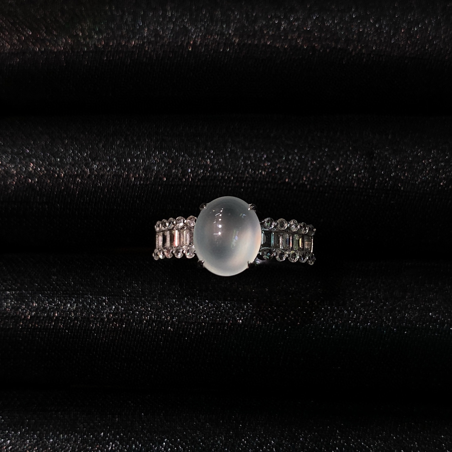 高冰蛋面戒指 
冰纯饱满，温润起光，纯净无暇
18k金镶嵌，佩戴优雅精致
尺寸如图一  实物更美～