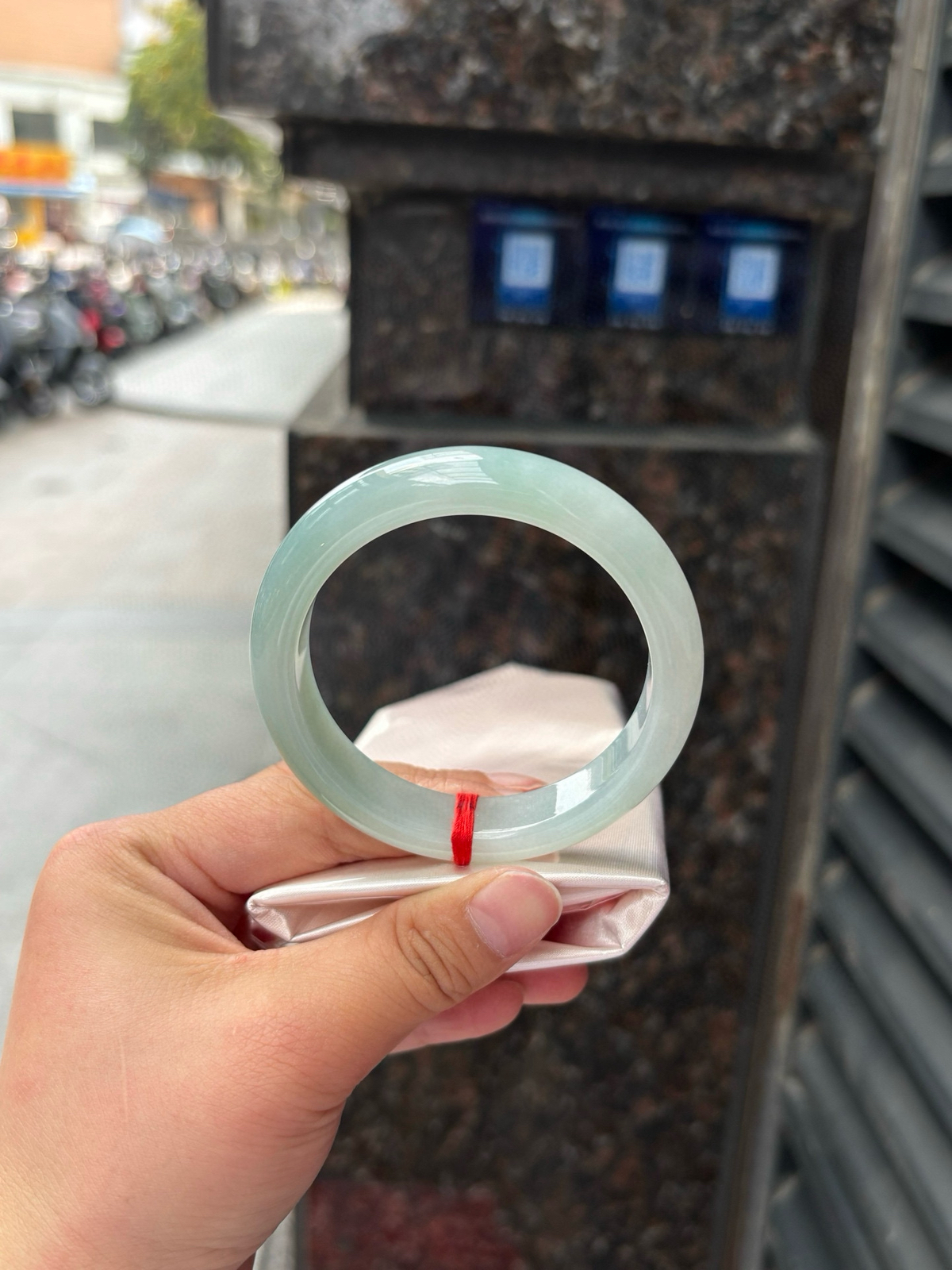 57.3-13-8.6晴蓝色调清新又温柔，冰润通透的质地裹着均匀的晴蓝底色，种老肉细的镯身泛着莹润水光，上手尽显腕间清韵