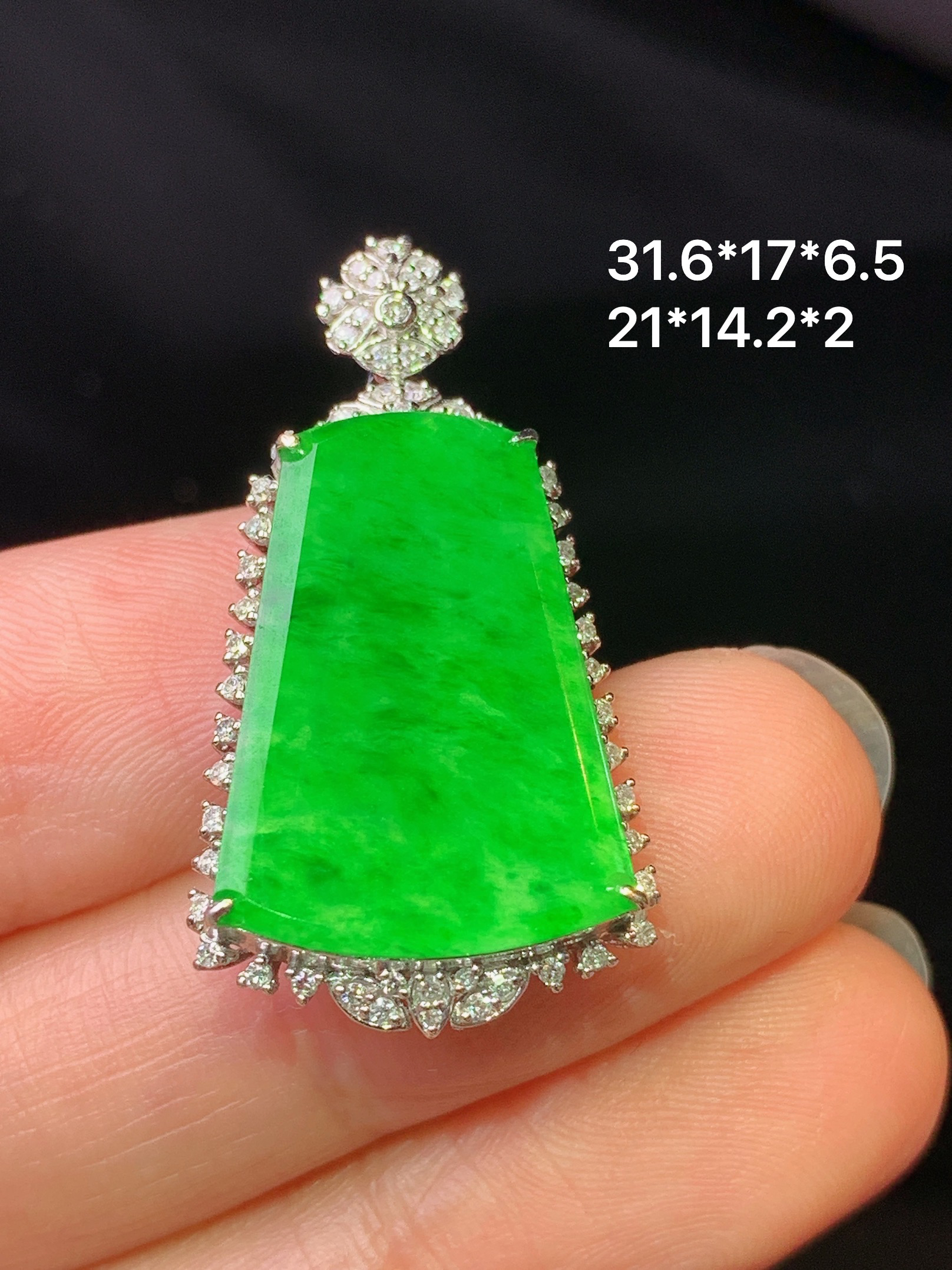 18k金钻镶嵌翠绿无事牌吊坠 玉质细腻 色泽艳丽清新 水润亮眼 整体尺寸31.6*17*6.5j2