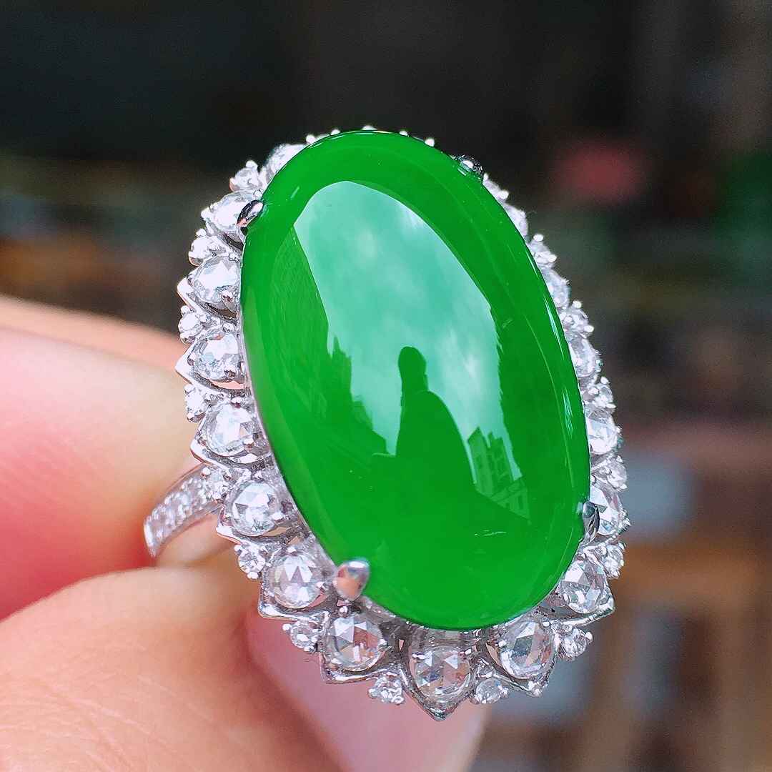 满绿蛋面戒指，色泽均匀艳丽，玉质细腻，荧光感超
强，饱满圆润，尽显优雅气质，18k
金豪华镶嵌