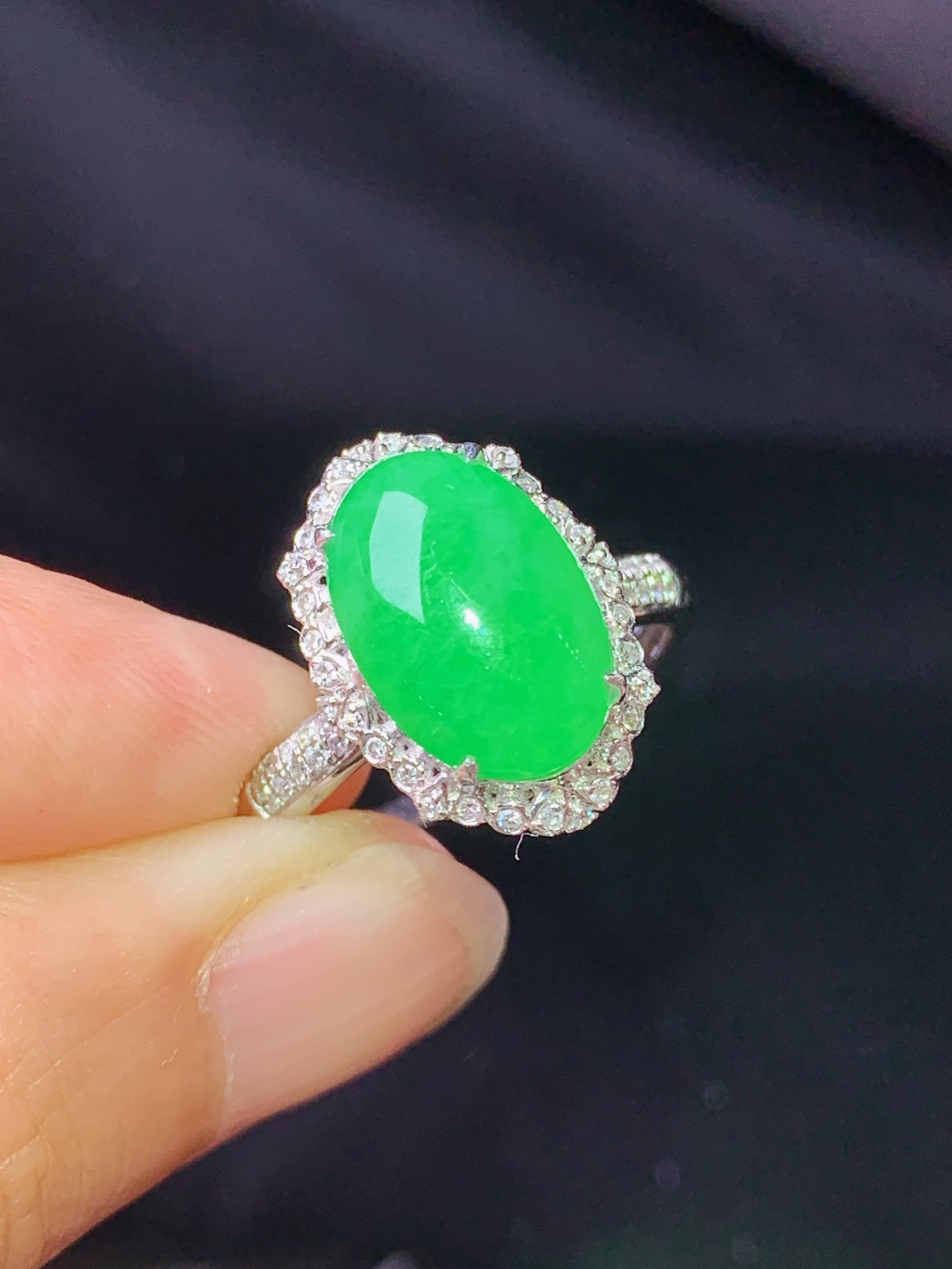 18k金钻镶嵌翠绿蛋面戒指 玉质细腻 色泽艳丽清新 水润亮眼 圈口14.5 整体尺寸15.6*11.