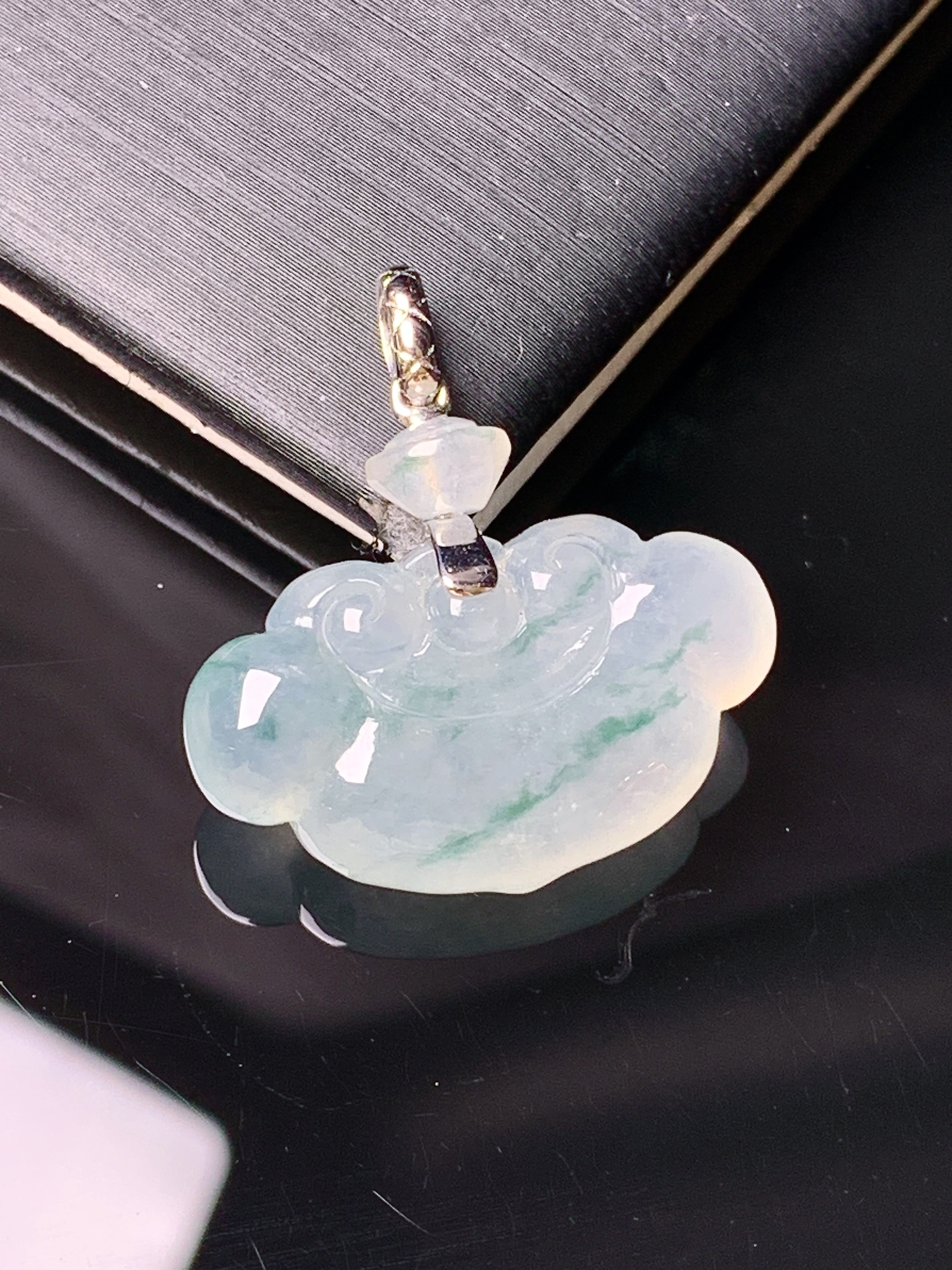 18k金镶嵌冰种如意头吊坠 玉质细腻 色泽艳丽清新 水润亮眼 整体尺寸25.3*23.5*6.5m1