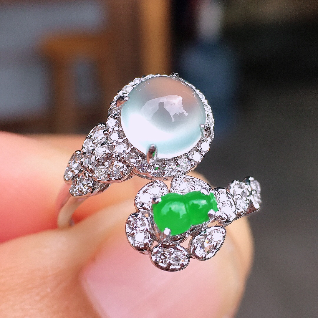 （冰+绿）二合一戒指，色泽均匀艳丽，玉质细腻，荧光感超
强，饱满圆润，尽显优雅气质，18k
金豪华镶