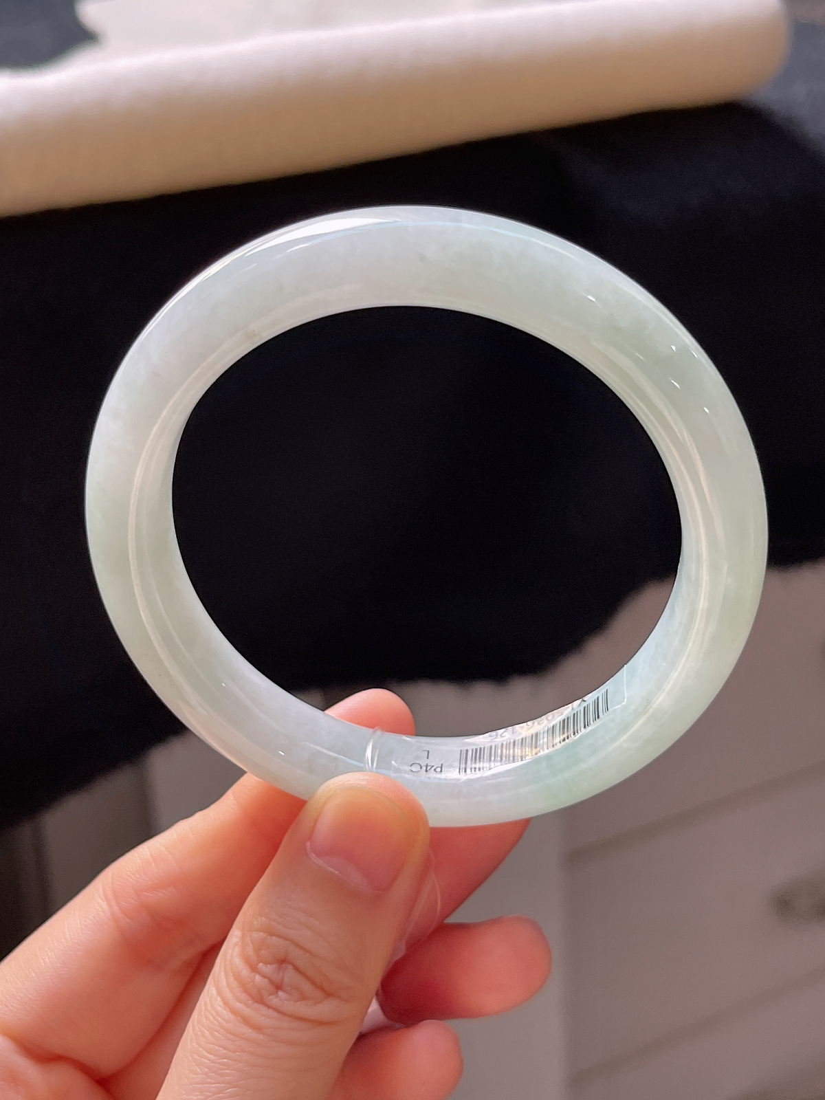 正圈56.4圈口，翡翠糯化种浅绿色手镯