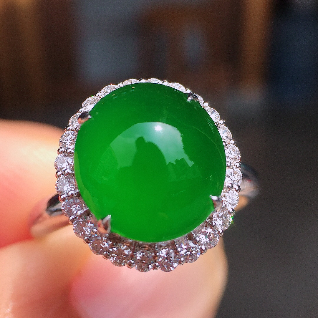 满绿蛋面戒指，色泽均匀艳丽，玉质细腻，荧光感超
强，饱满圆润，尽显优雅气质，18k
金豪华镶嵌