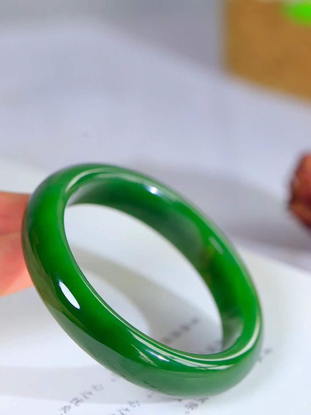 【碧波流转·手镯】

收藏级臻品️和田玉碧玉手镯，玉质细腻温润，手感舒适，️线条流畅，简约大气，美自天成，佩戴于腕间，婉约之美，举手投足间透出那份低调奢华，醉人心扉。
重58克 内径圈口56mm尺寸13-8.5mm  FDA-13352408