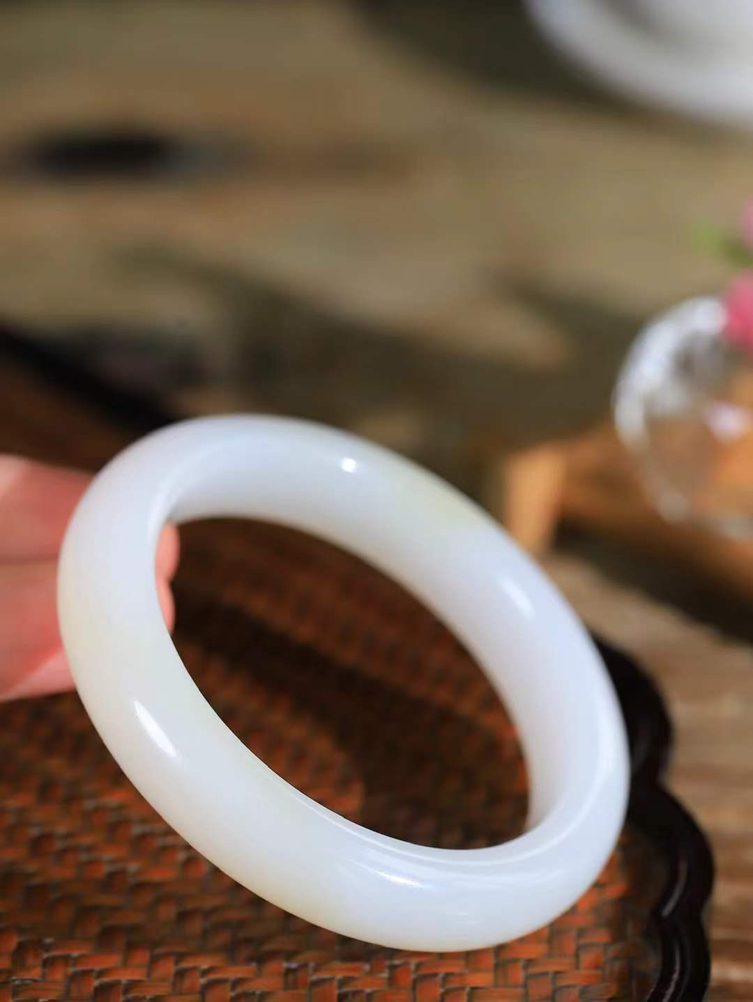 【婉约佳人.手镯】

精品和田玉双色手镯 玉质温润细腻 油性十足 手感舒适，高华雅逸，线条流畅，简约大气，美自天成，素雅高贵。佩戴于腕间，婉约之美，举手投足间透出那份低调奢华。重61.2克 内径55.5mm  尺寸12.8-9.7mm   FDL-11302433