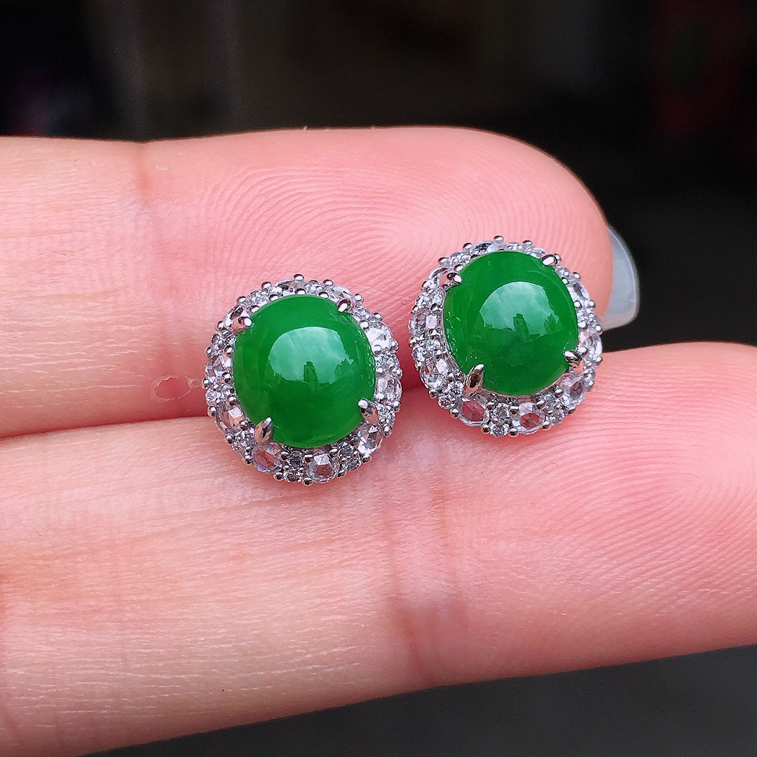 阳绿蛋面耳钉，色泽均匀艳丽，玉质细腻，荧光感超
强，饱满圆润，尽显优雅气质，18k
金豪华镶嵌