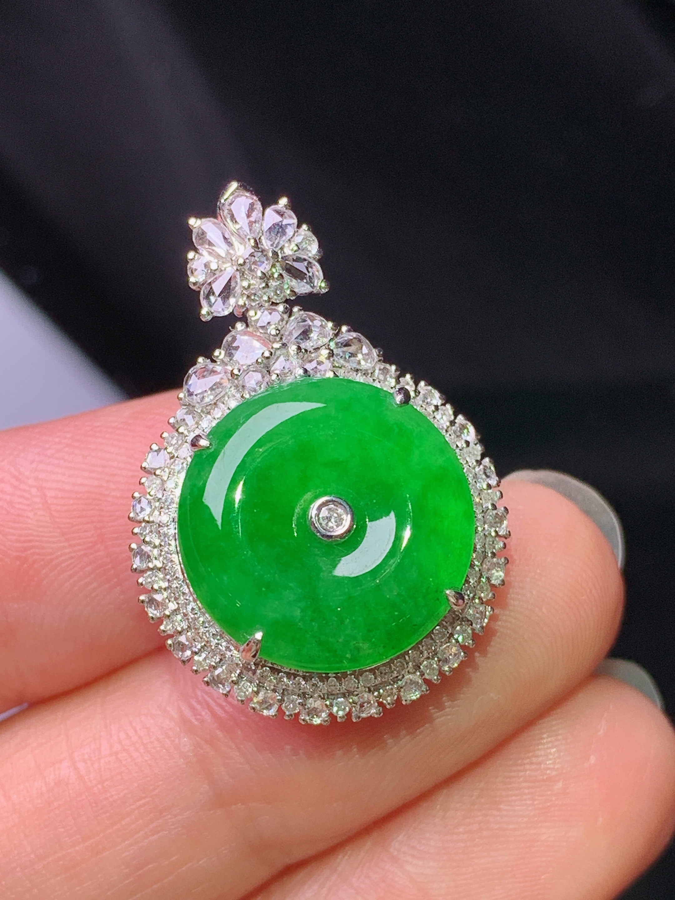 18k金钻镶嵌满绿平安扣吊坠 玉质细腻 色泽艳丽清新 水润亮眼 整体尺寸27.7*19.2*11.3