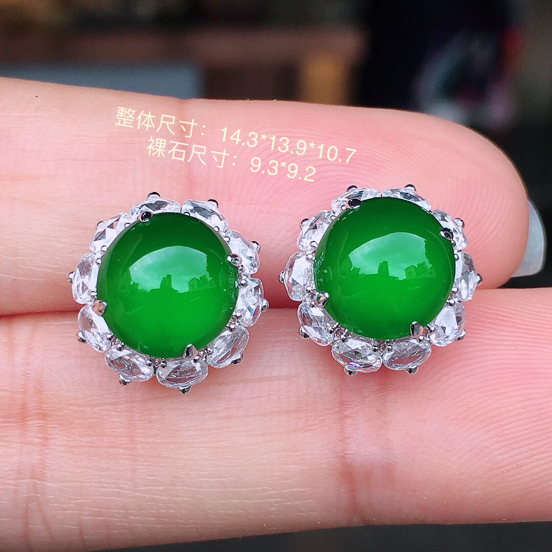 满绿蛋面耳钉，色泽均匀艳丽，玉质细腻，荧光感超
强，饱满圆润，尽显优雅气质，18k
金豪华镶嵌
