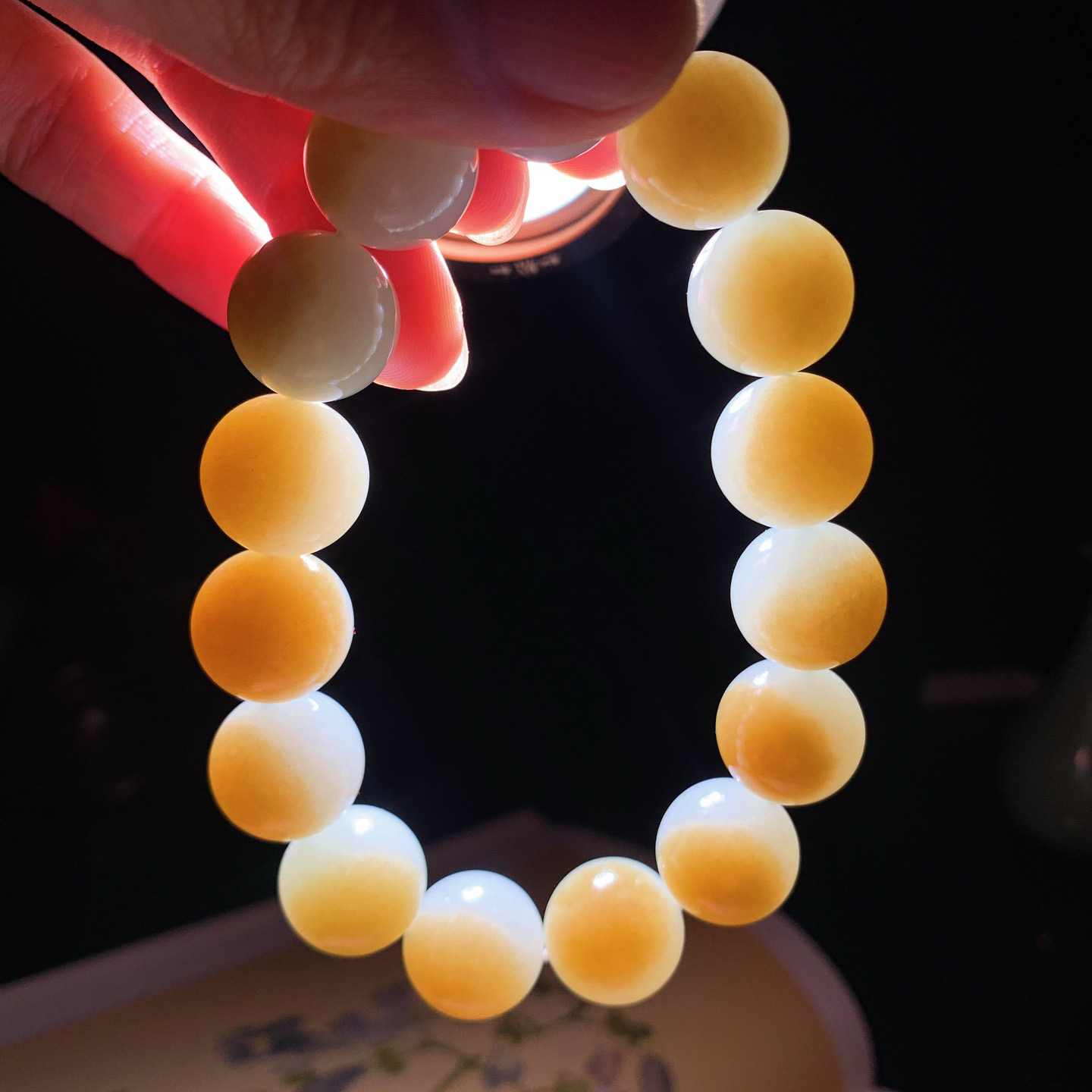 新疆和田玉且末糖半山半水手串 且末糖手串 单颗尺寸15重75.8克。玉质细腻油润。手推出油。品相大气 lt260323