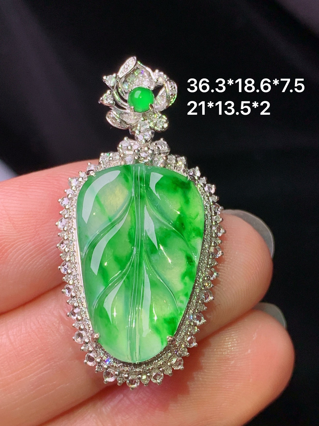 18k金钻镶嵌翠绿树叶吊坠 玉质细腻 色泽艳丽清新 水润亮眼 整体尺寸36.3*18.6*7.5c2