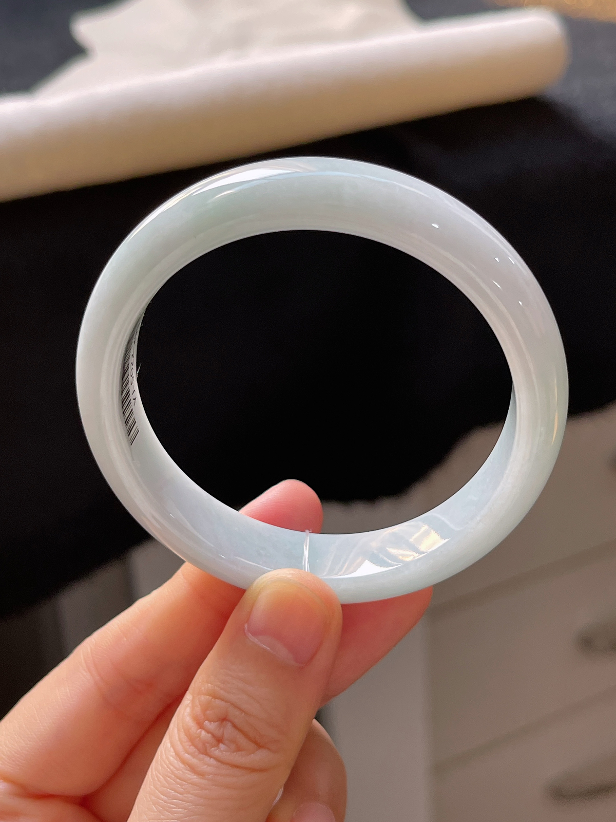 正圈52.4圈口，翡翠糯化种淡绿色手镯