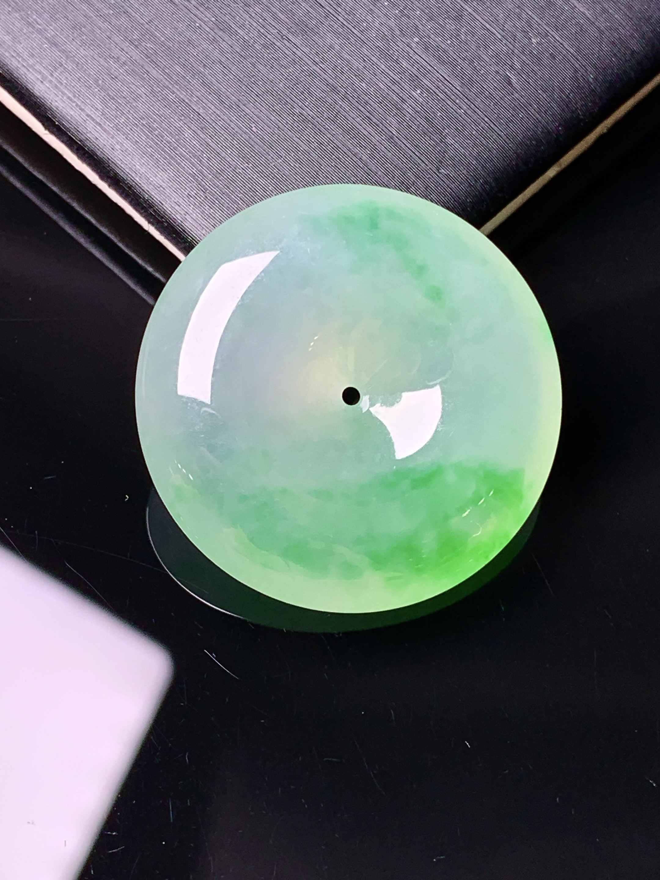 飘绿平安扣吊坠 玉质细腻 色泽艳丽清新 水润亮眼 整体尺寸26.2*6.5d3