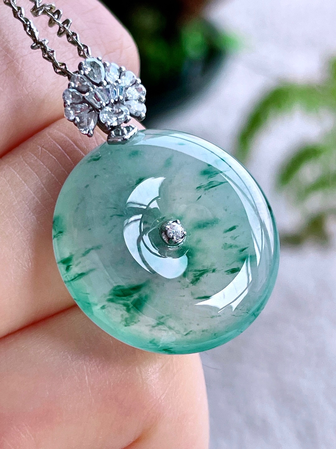 冰飘花平安扣吊坠  
18k金镶嵌  性价比高  
整体30/裸石22.6-5.4