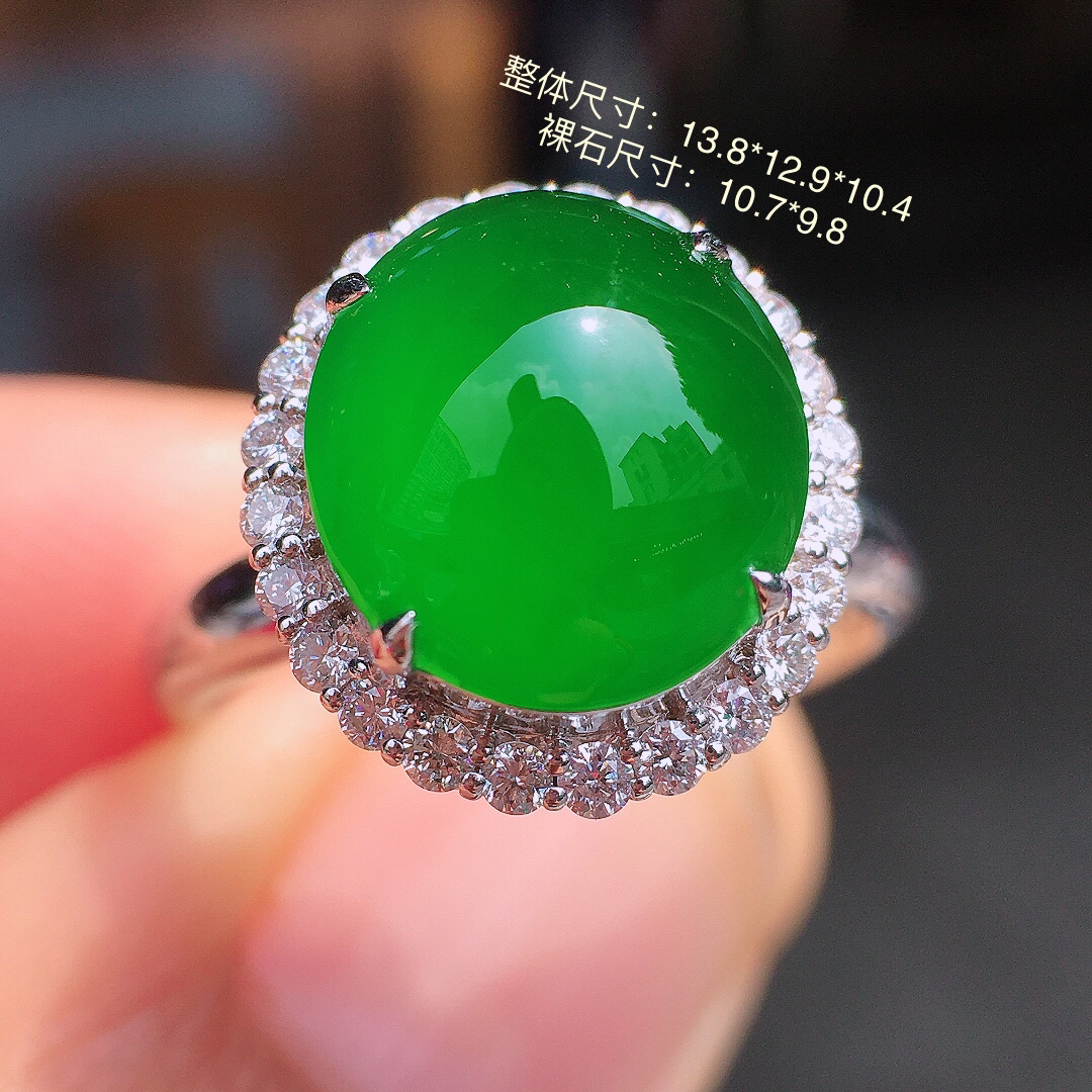 满绿蛋面戒指，色泽均匀艳丽，玉质细腻，荧光感超
强，饱满圆润，尽显优雅气质，18k
金豪华镶嵌