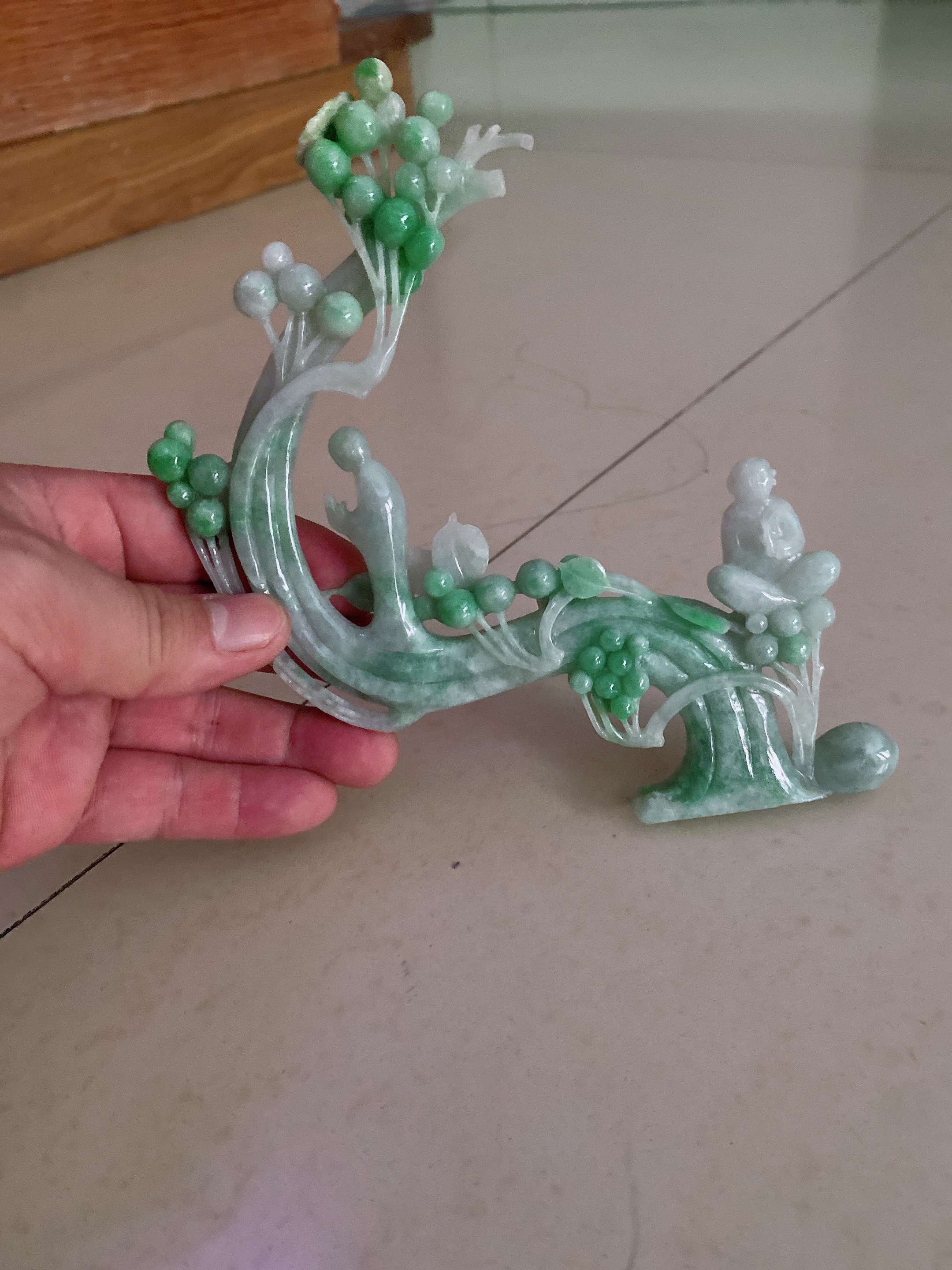 天然翡翠精雕飘绿，俏黄三彩悟道摆件 约裸石尺寸175*140*13mm 精美底座尺寸295*310*80mm，zz以图片为准