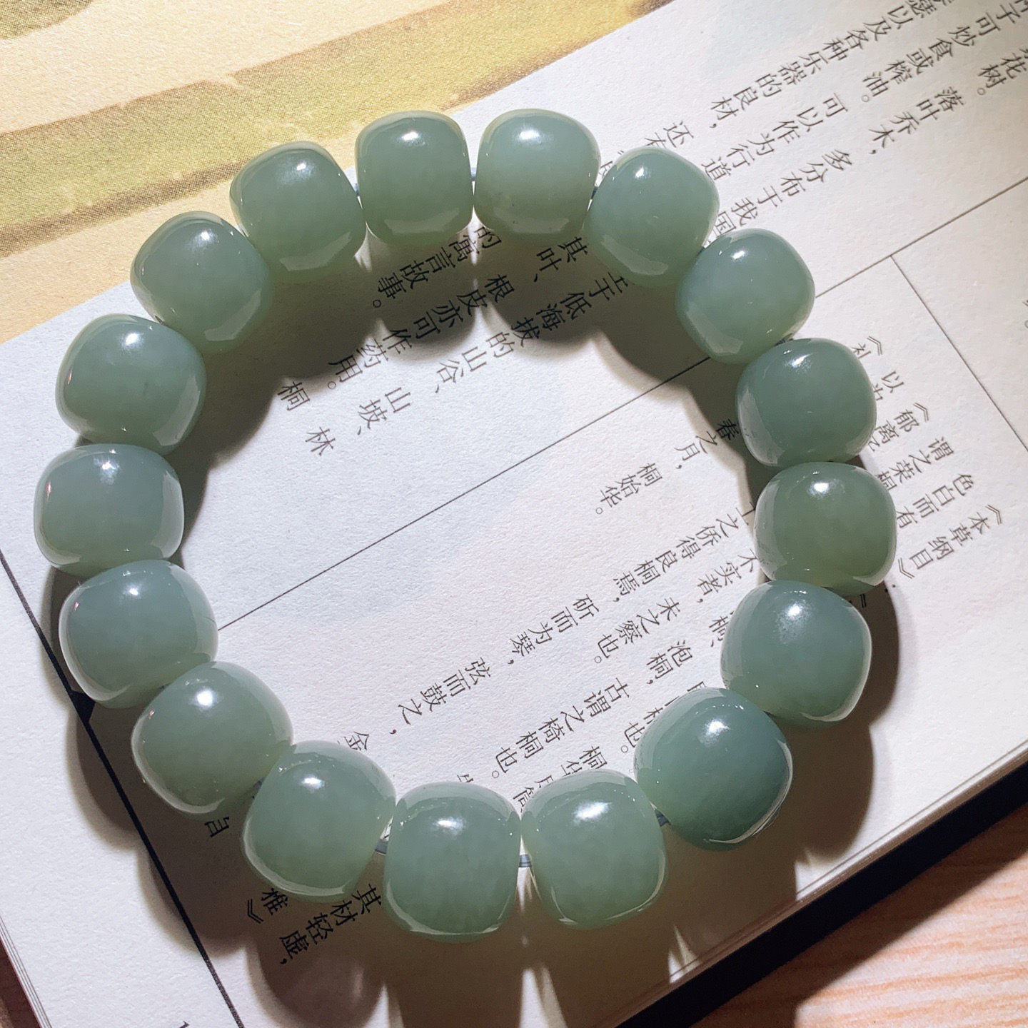 新疆和田玉且末蓝老型珠手串 且末糖手串 单颗尺寸10/12！玉质细腻油润。手推出油。品相大气 lt260323