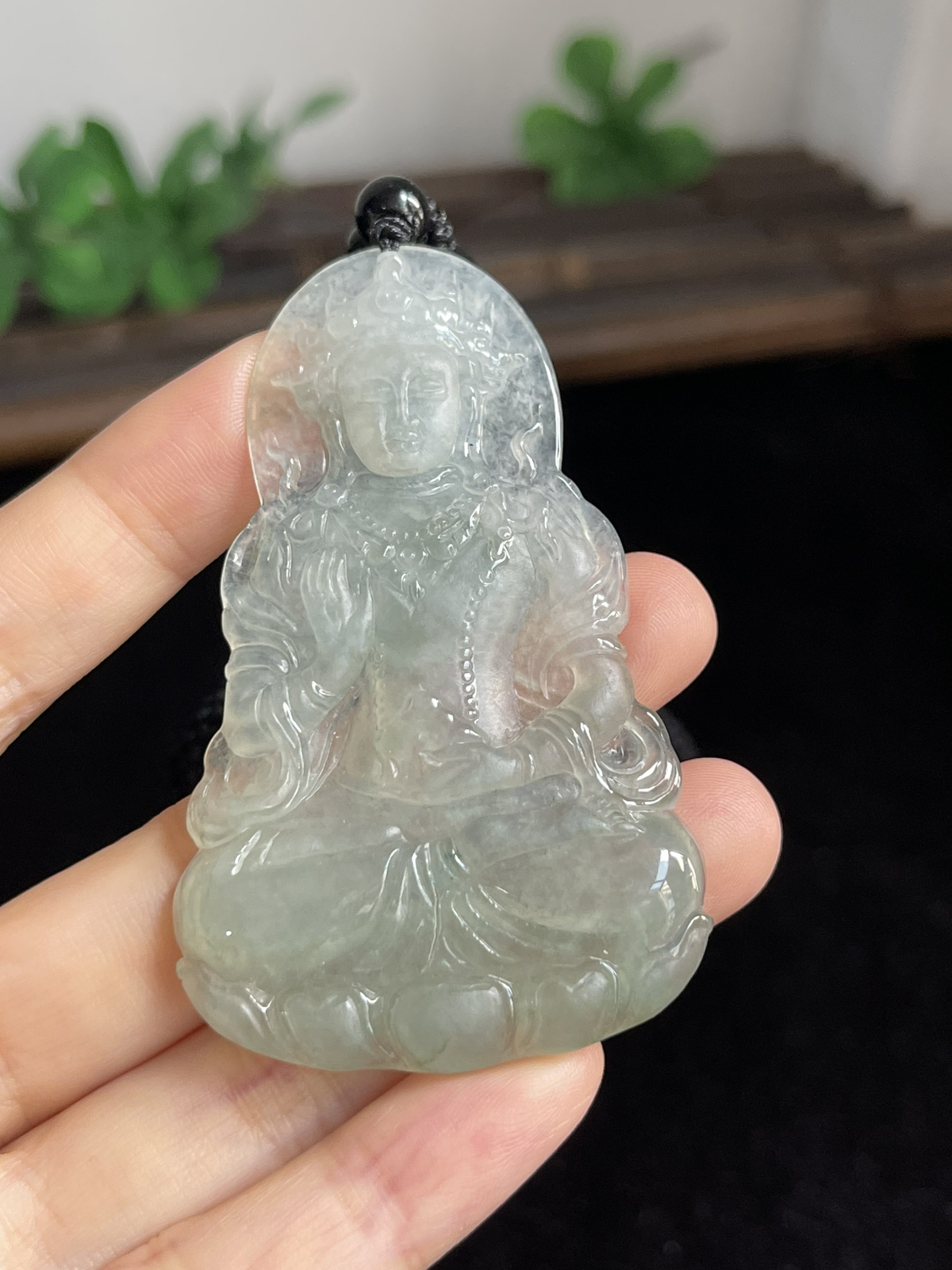 翡翠冰糯种淡绿色吊坠，配珠未测