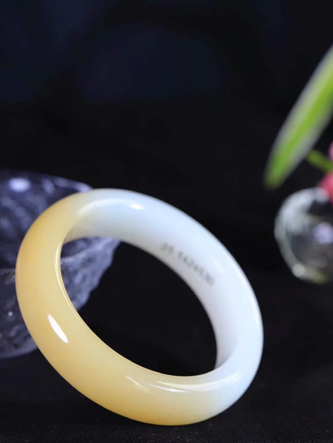 【暖玉生香·手镯】

精品和田玉糖白玉手镯，质地油润细腻，色泽高贵典雅，镯型古朴典雅。在诗情画意的雨巷相遇，你是我腕间的一抹风情，有你眸有深情，清风荡漾湖间静水，我愿俯身低眉，在烟波涟漪处，寻你深情倩影。内径53mm尺寸15.2-9.3mm重70克  69362458A