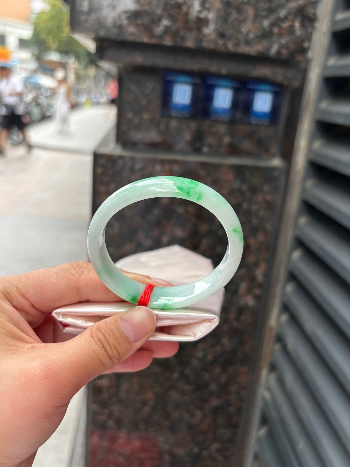 自然光实拍白底青贵妃
53.2-47.1-13.8-6.2
底妆细腻，阳绿花点缀，镯色生香，腕间之美，水润中透着灵气，仙气缭绕，温婉可人，举手投足间皆是美好