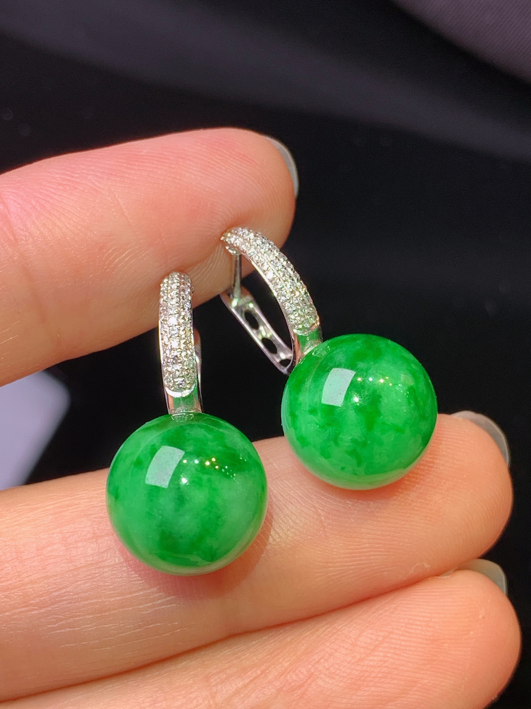 18k金钻镶嵌满绿圆珠耳坠玉质细腻 色泽艳丽清新 水润亮眼 整体尺寸24.3*11.2b1