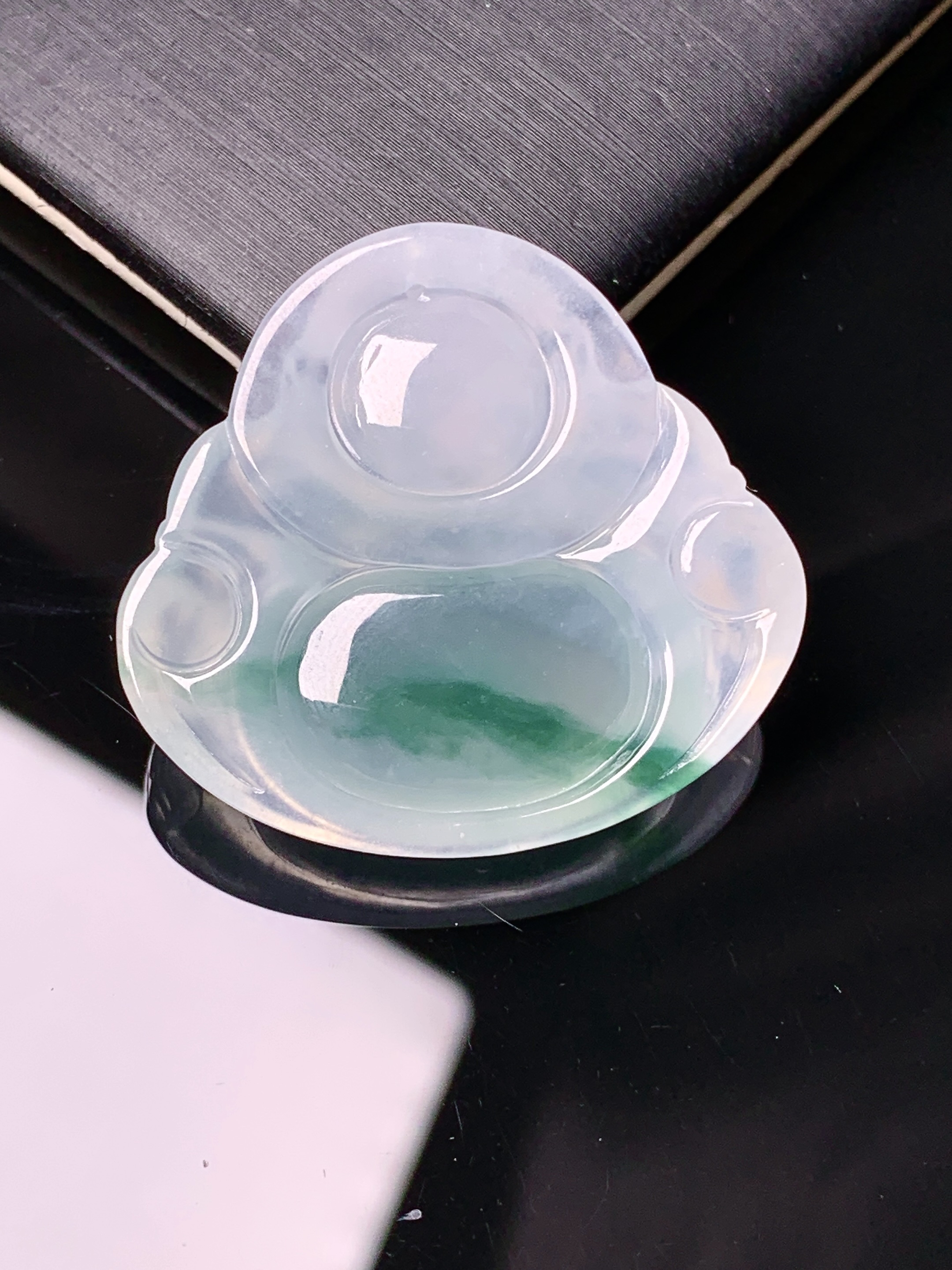 冰种飘绿佛公吊坠 玉质细腻 色泽艳丽清新 水润亮眼 整体尺寸28.2*30.5*6.6d2