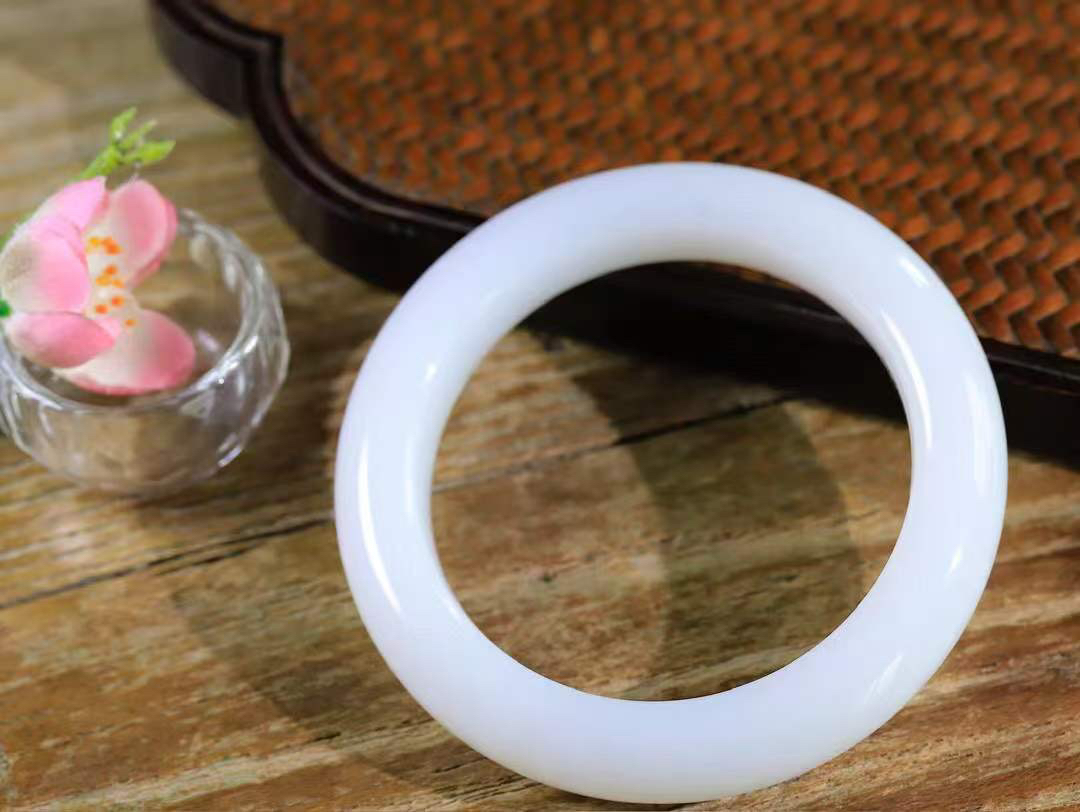 【柔情素语·手镯】

精品和田玉白玉手镯，玉质细腻温润，手感舒适，️线条流畅，简约大气，美自天成，佩戴于腕间，婉约之美，举手投足间透出那份低调奢华，醉人心扉。重91.5克 内径圈口60.5mm  尺寸14.5-11.2mm   FDA-55352403