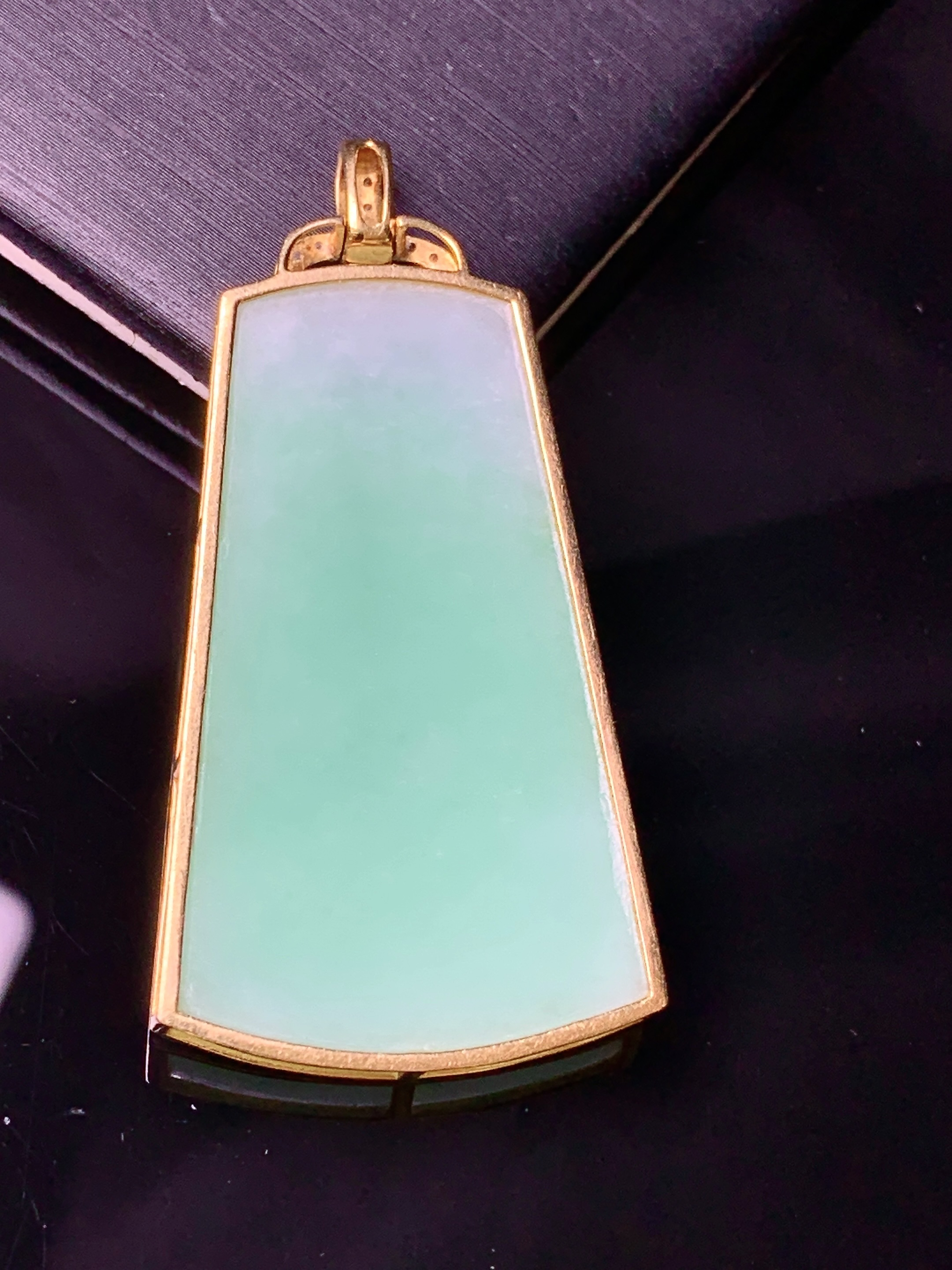 18k金钻镶嵌飘绿无事牌吊坠 玉质细腻 色泽艳丽清新 水润亮眼 整体尺寸46.5*23*3.8b1