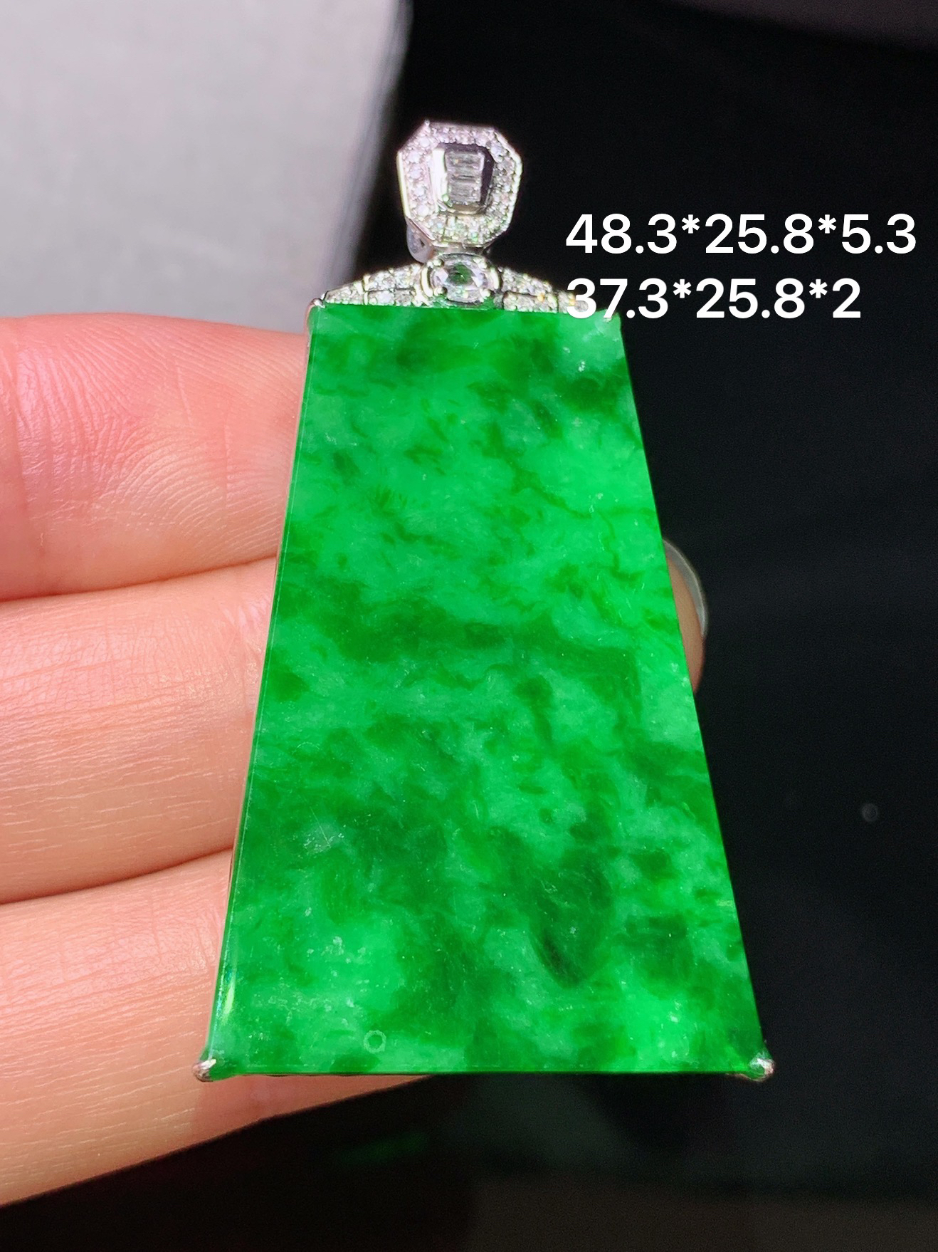 18k金钻镶嵌翠绿无事牌吊坠 玉质细腻 色泽艳丽清新 水润亮眼 整体尺寸48.3*25.8*5.3b1