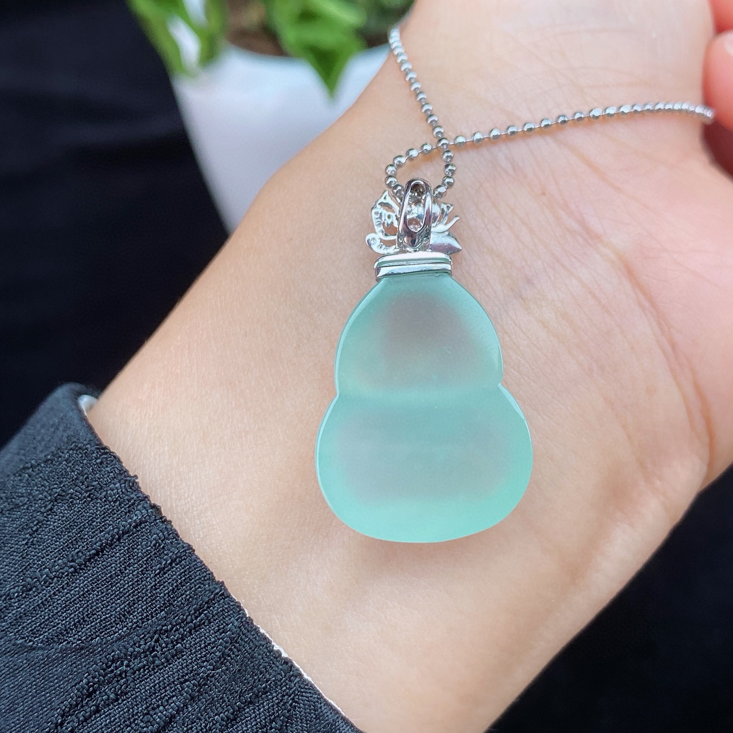 冰晴葫芦吊坠 
冰种质地，水润通透
饱满圆润，18k金镶嵌
实物更美～