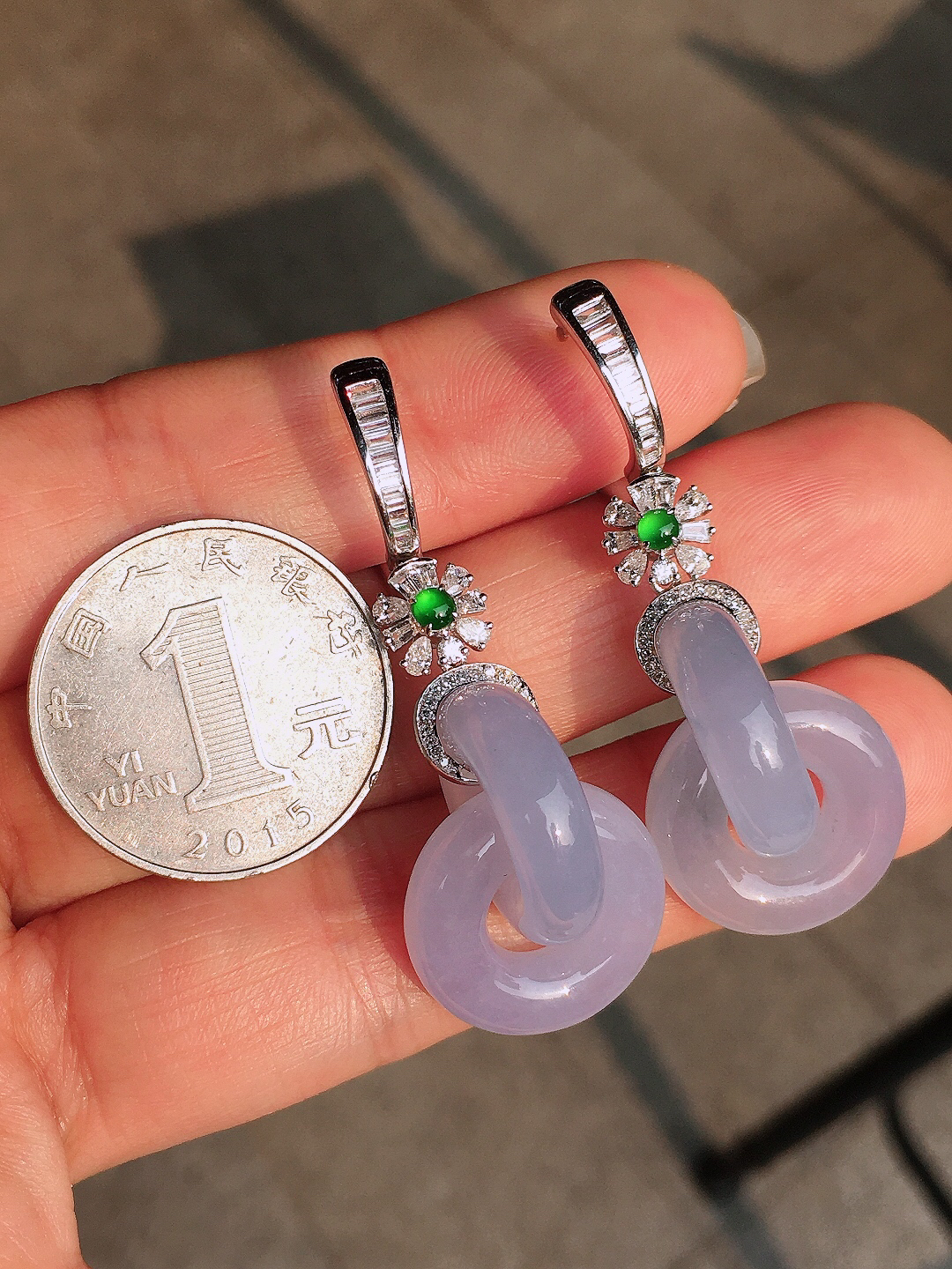 紫罗兰【环环相扣】耳坠，色泽均匀艳丽，玉质细腻，荧光感超
强，饱满圆润，尽显优雅气质，18k
金豪华镶嵌