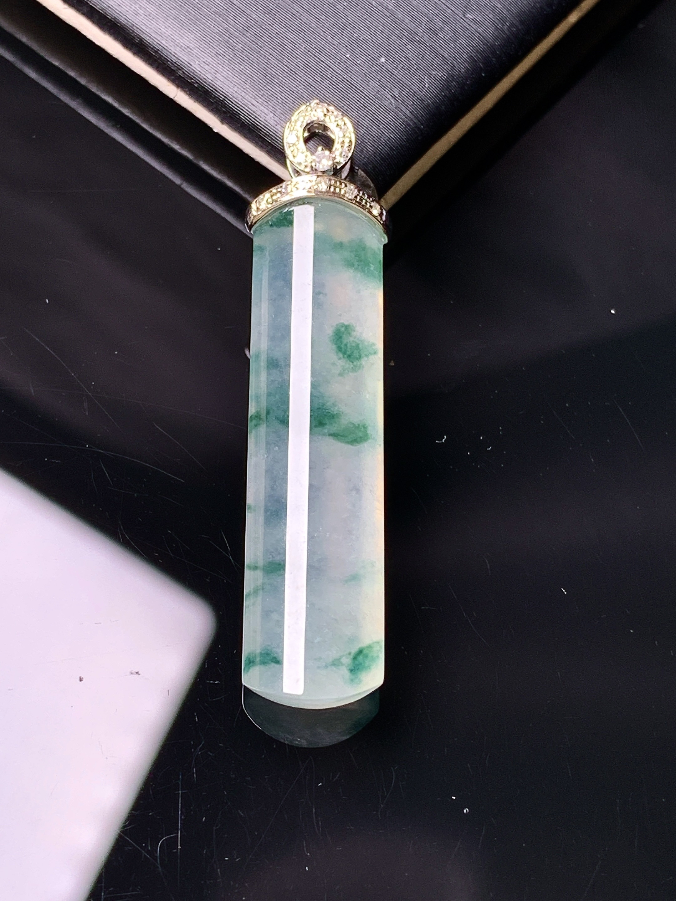 18k金钻镶嵌冰种飘绿玉柱吊坠 玉质细腻 色泽艳丽清新 水润亮眼 整体尺寸36.6*8*4.2b1