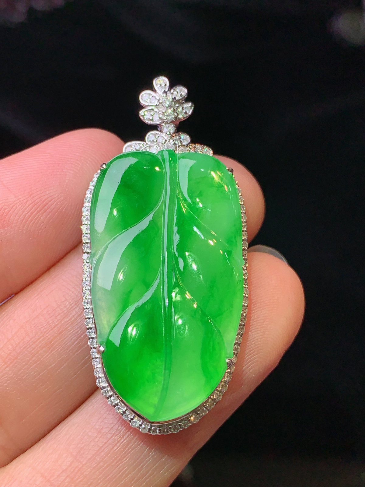 18k金钻镶嵌翠绿树叶吊坠 玉质细腻 色泽清新艳丽 整体尺寸42.2*19.3*7.5