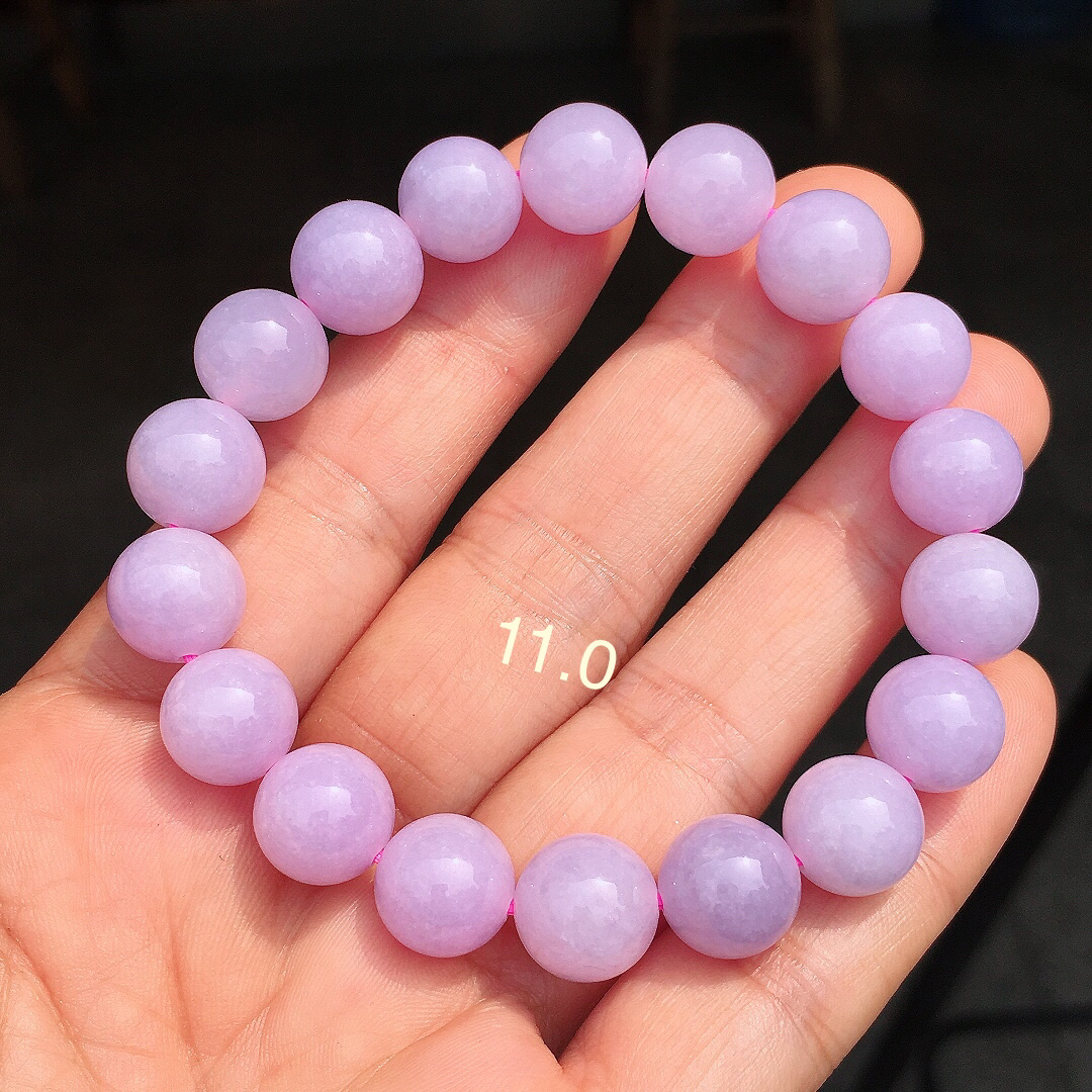 紫罗兰珠子手串，色泽均匀艳丽，玉质细腻，荧光感超
强，饱满圆润，尽显优雅气质