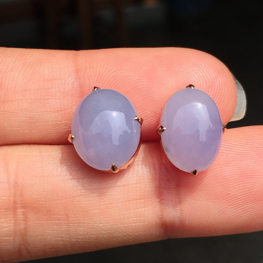 紫罗兰蛋面耳钉，色泽均匀艳丽，玉质细腻，荧光感超
强，饱满圆润，尽显优雅气质，18k
金豪华镶嵌