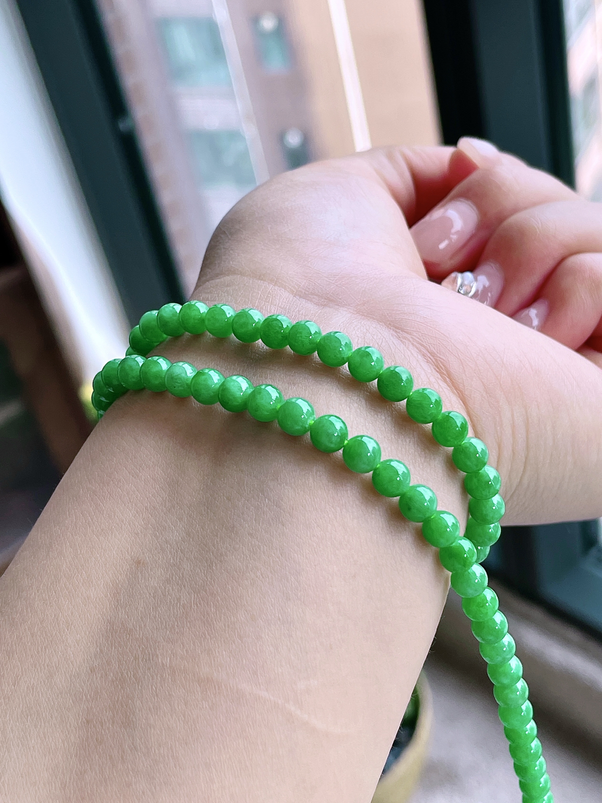 【珠子】冰阳绿珠链圆珠珠子珠链
【说明】缅料 性价比高  
【尺寸】5.3mm，29cm
【重量】3